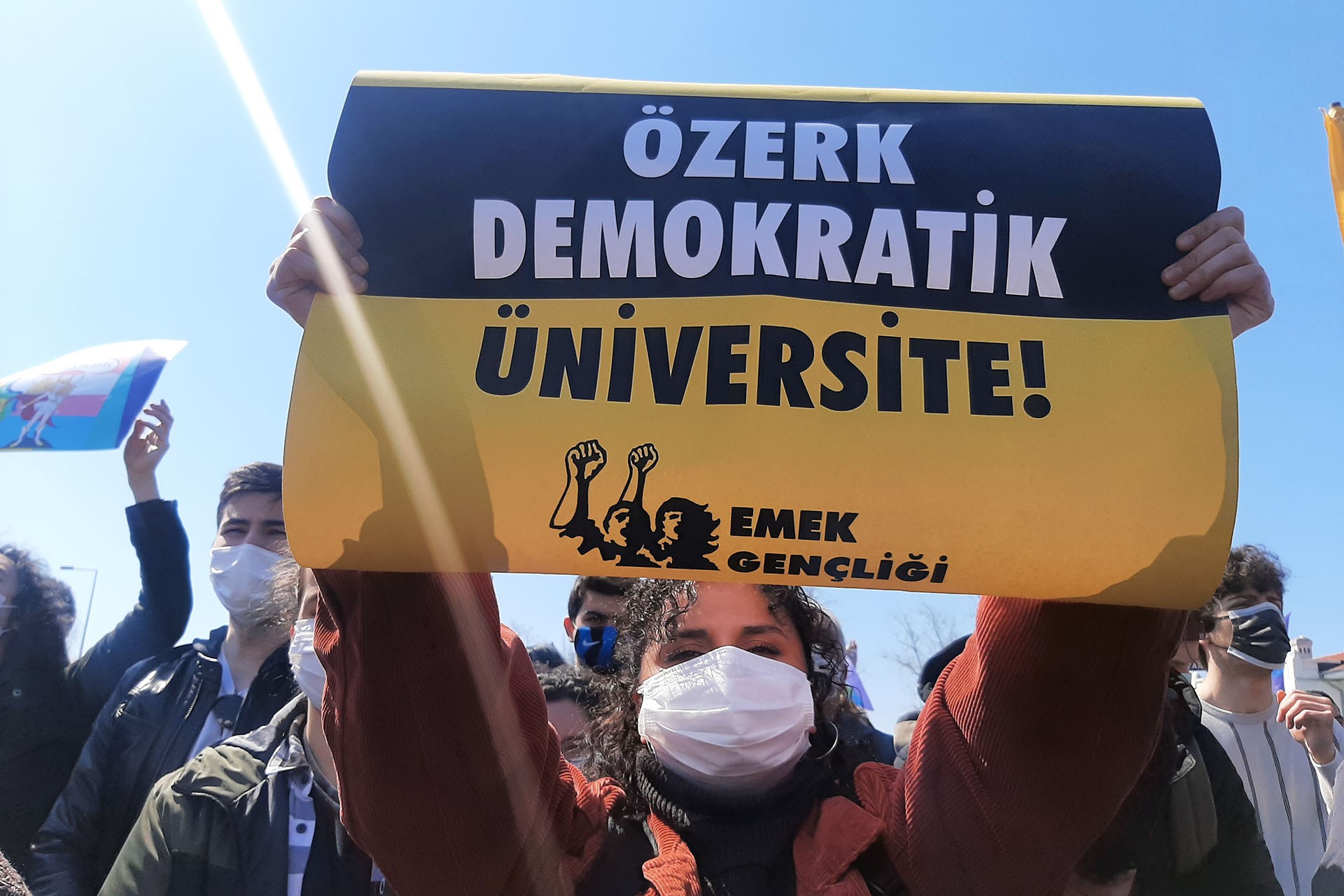 Özerk Demokratik Üniversite talebi yazan Emek Gençliği dövizi