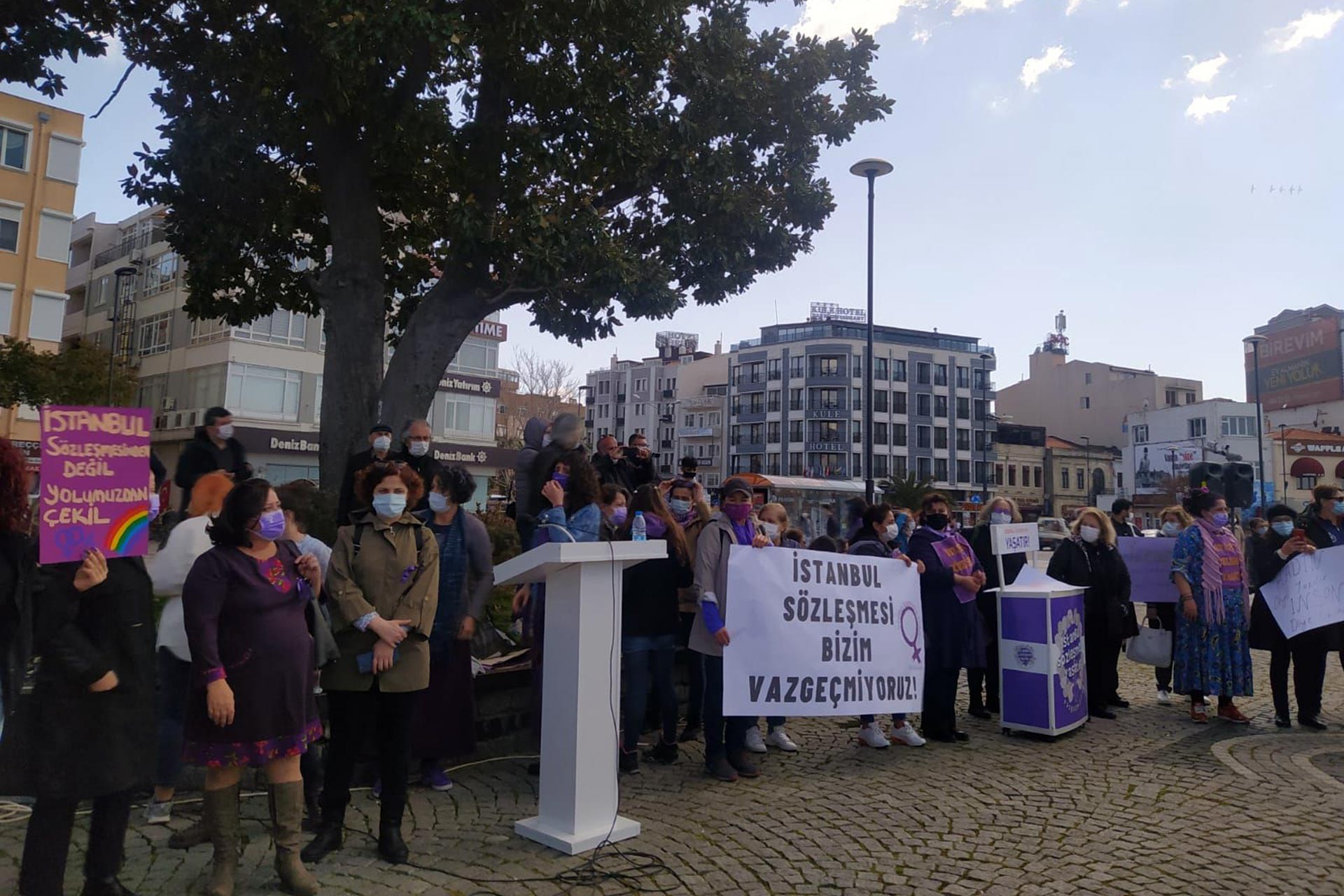 Çanakkale'de İstanbul Sözleşmesi eyleminde. 