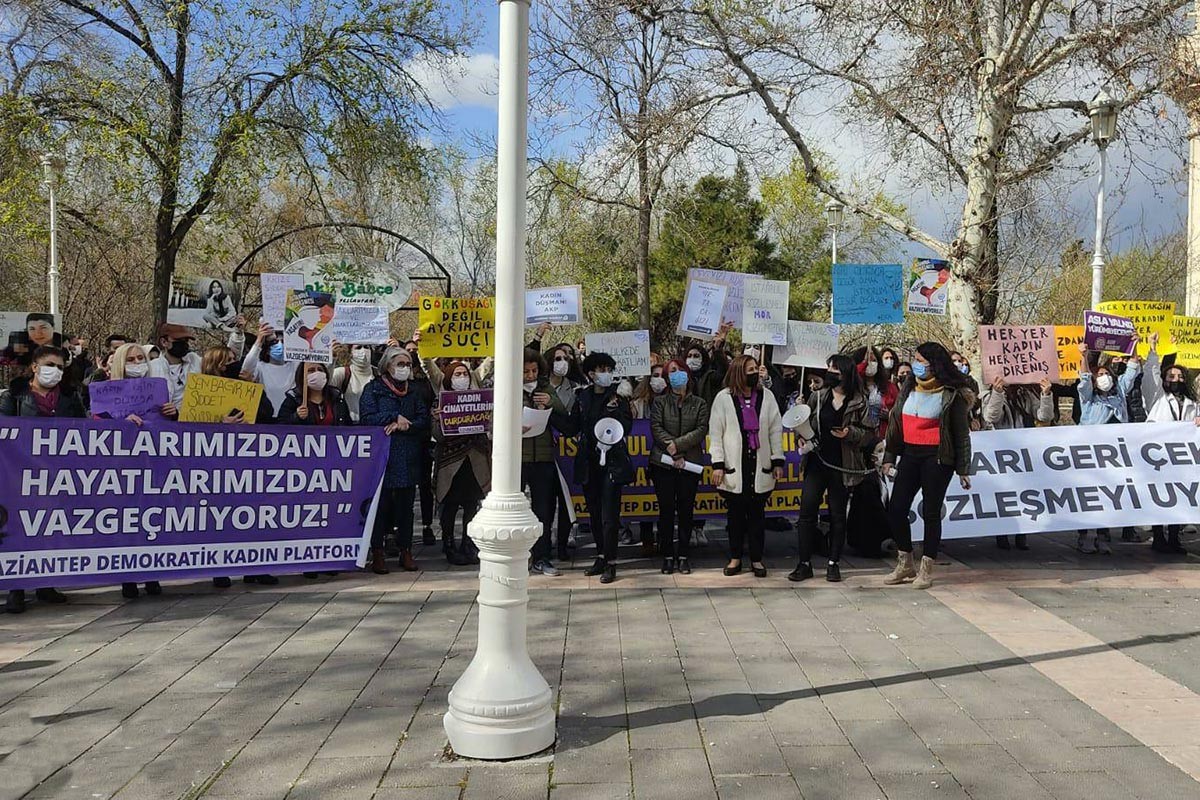 Antep'te kadınlar İstanbul Sözleşmesi eyleminde. 