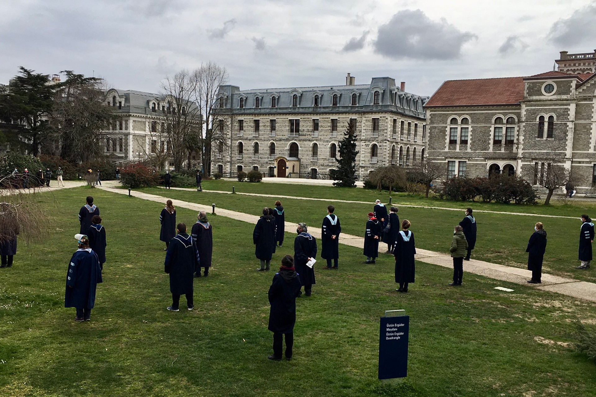 Kayyum rektör Melih Bulu'yu protesto eden Boğaziçi Üniversitesi akademisyenleri, 61. kez rektörlüğe arkalarını döndü.