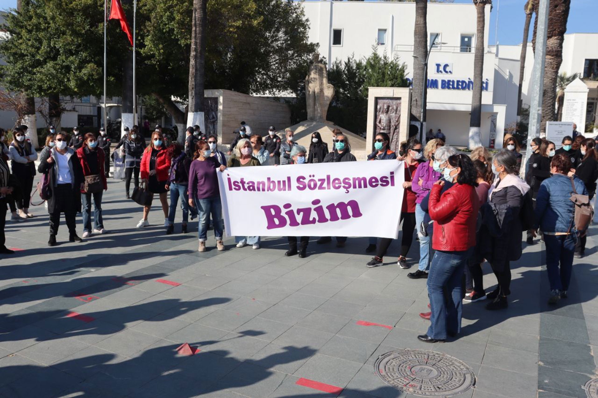 Bodrumlu kadınlar belediye meydanında toplanarak İstanbul Sözleşmesinden vazgeçmiyoruz dedi. 