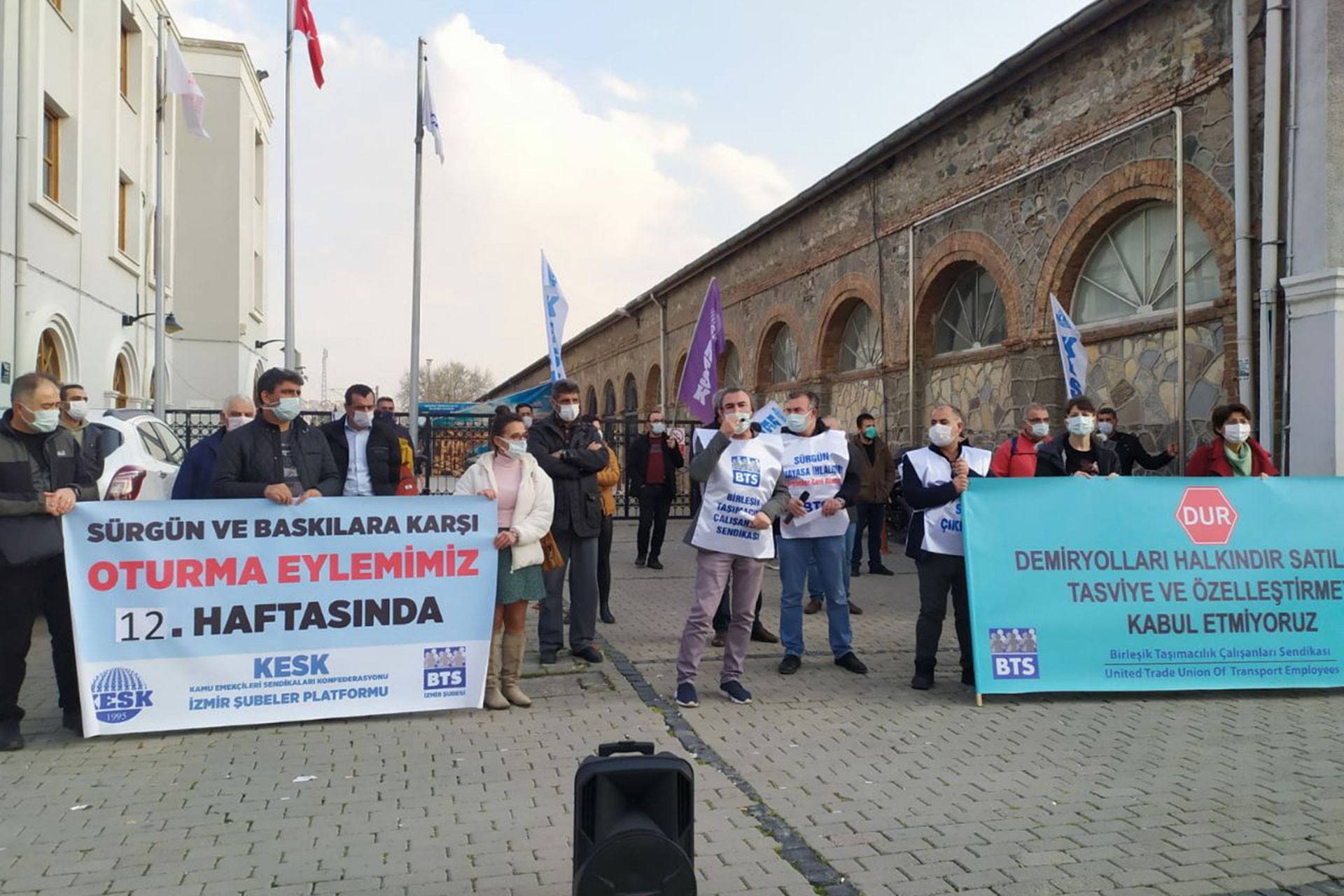 BTS İzmir Şubesi baskı ve sürgünlere karşı Alsancak garı önünde oturma eylemi yaptı.