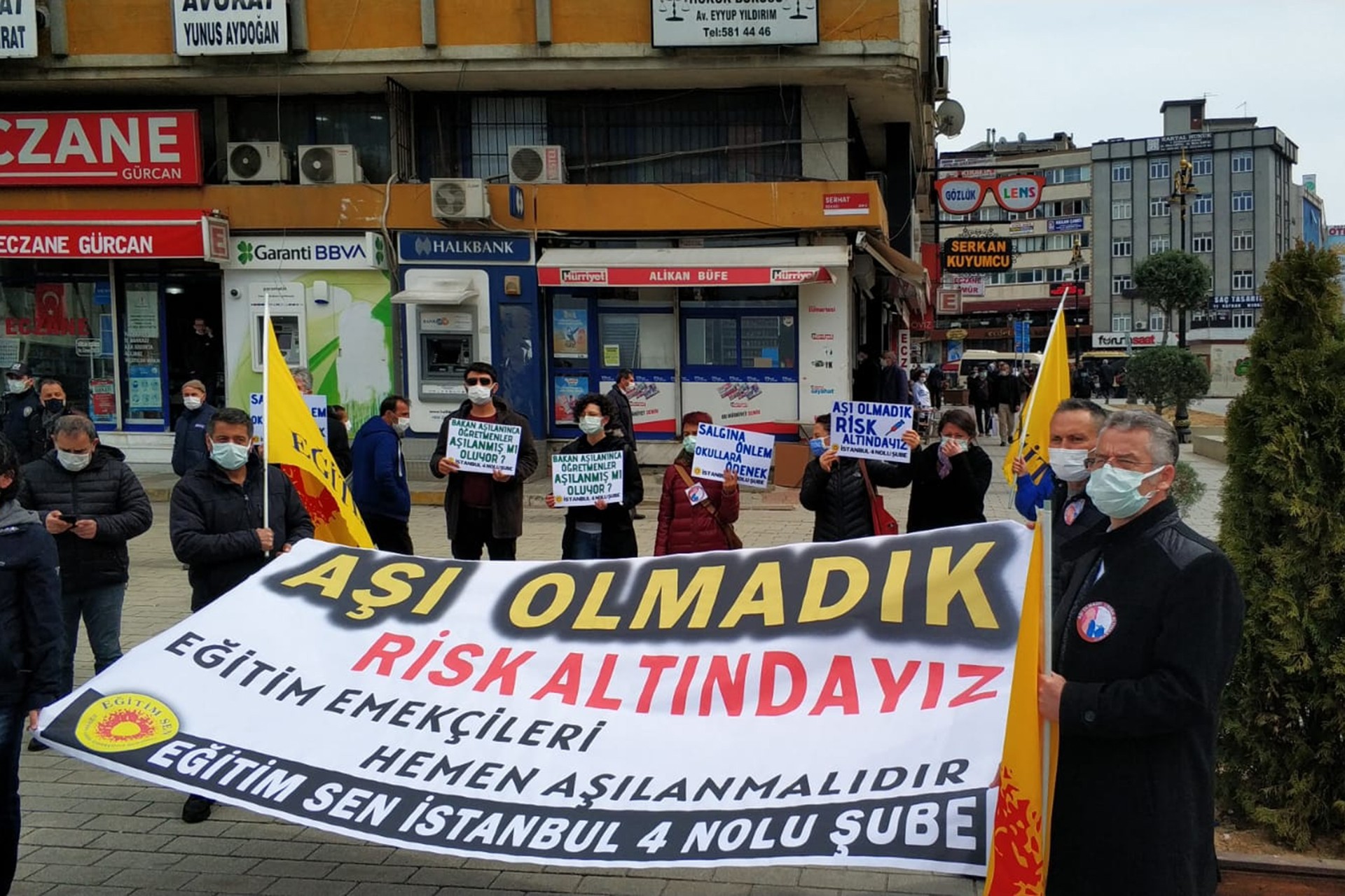 Eğitim Sen İstanbul 4 No'lu Şube üyesi emekçiler düzenledikleri eylemde 'Aşı olmadık risk altındayız' yazılı pankart tutarken.