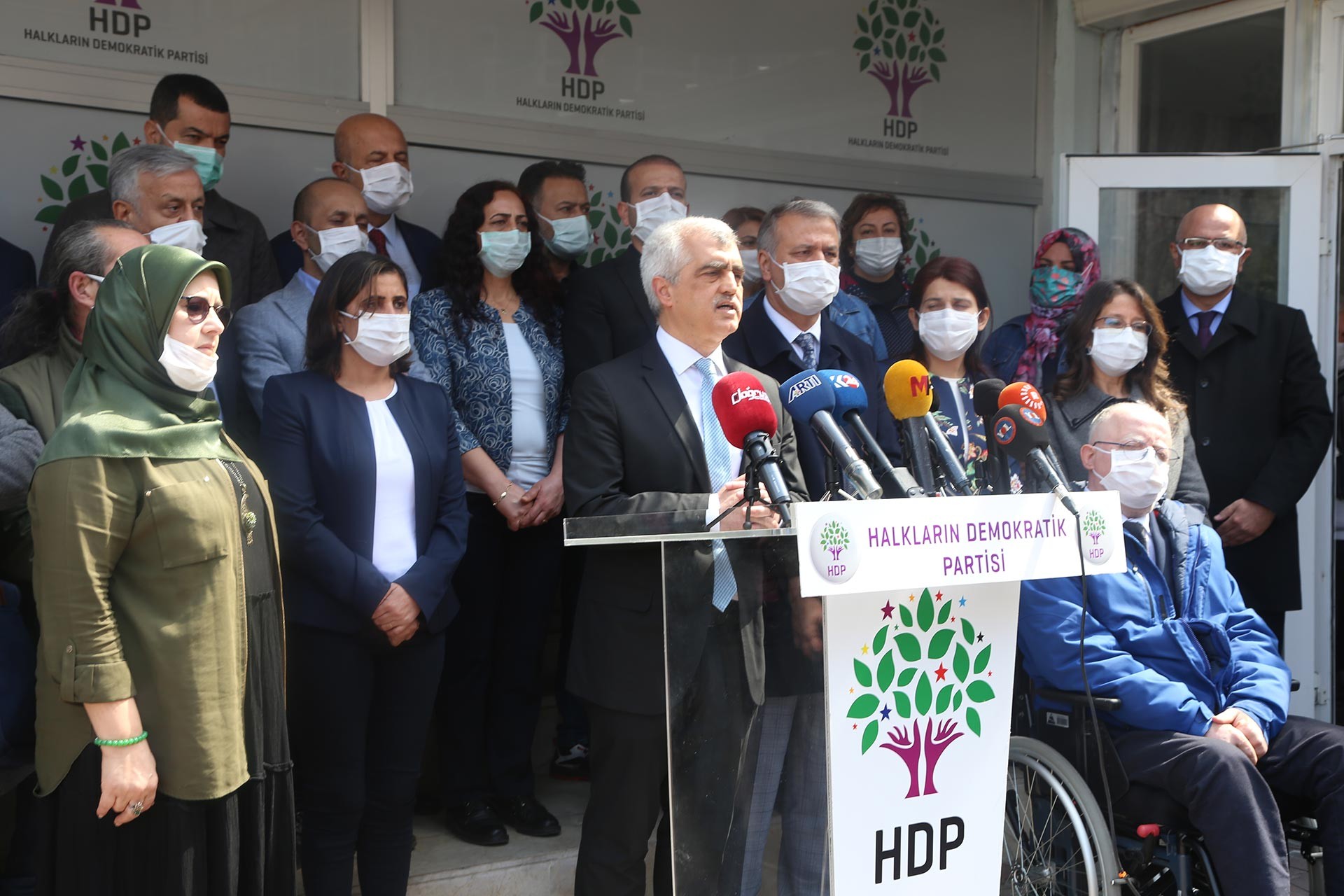 Ömer Faruk Gergerlioğlu'nun basın toplantısı, çevresinde çok sayıda vekil var.