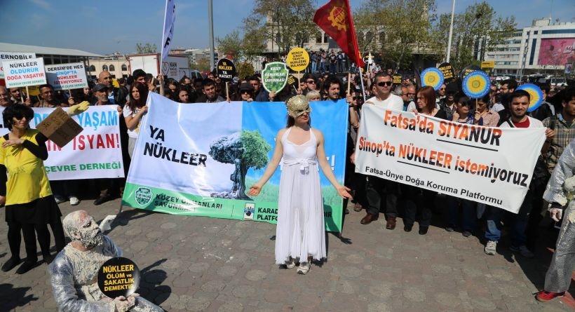 Kadıköy'de nükleer karşıtı yürüyüş