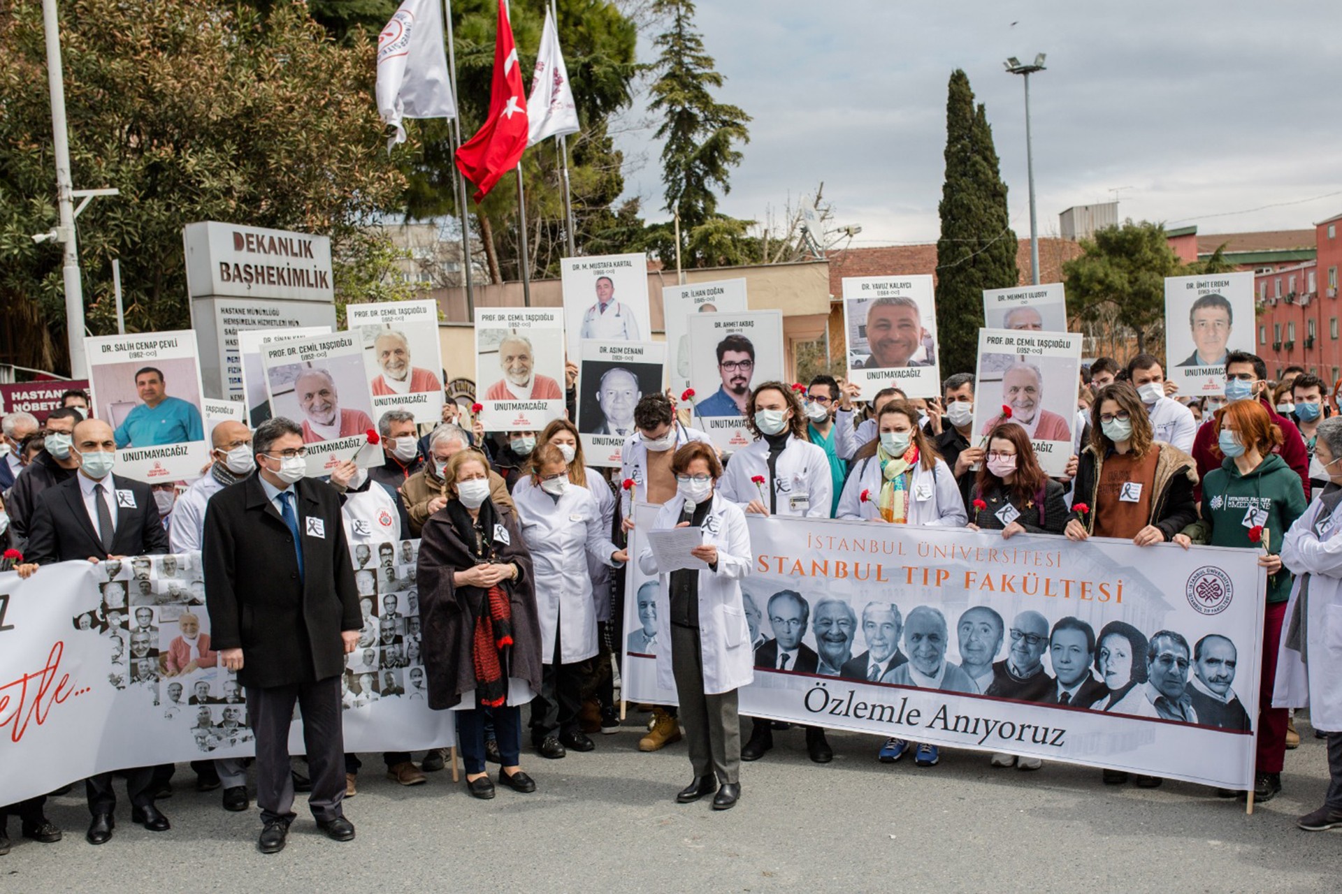 İstanbul'da sağlık emekçileri yaşamını yitiren sağlıkçıları andı