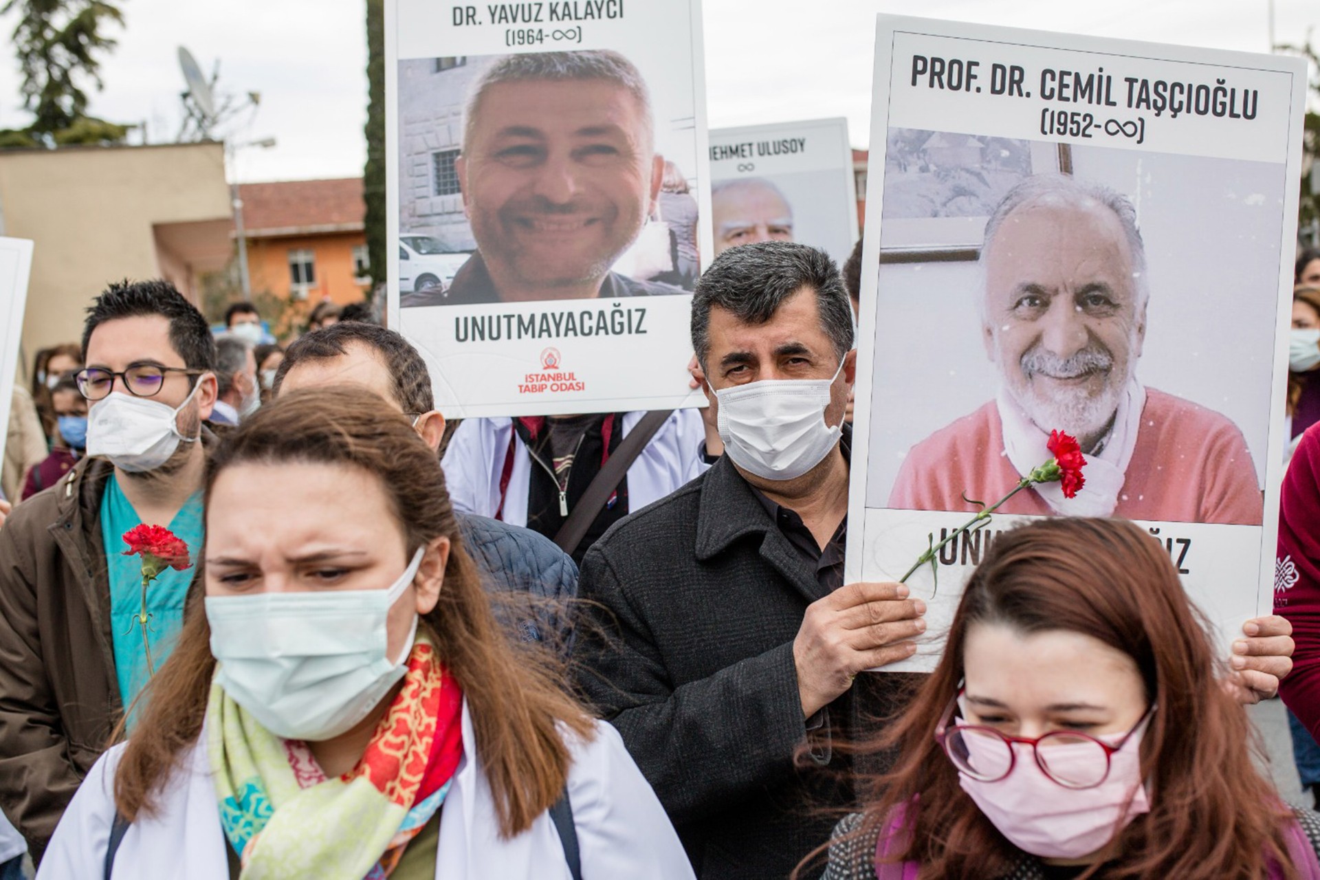 İstanbul'da sağlık emekçileri yaşamını yitiren sağlıkçıları andı