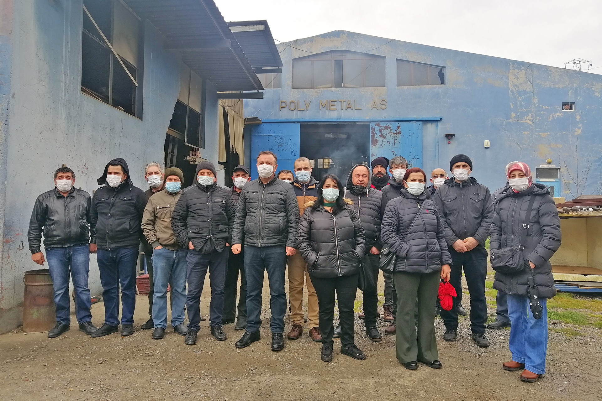 Gebze'de bulunan ve 6 yıl önce iflas eden Poly Metal fabrikasında çalışan işçiler haklarını istiyor.