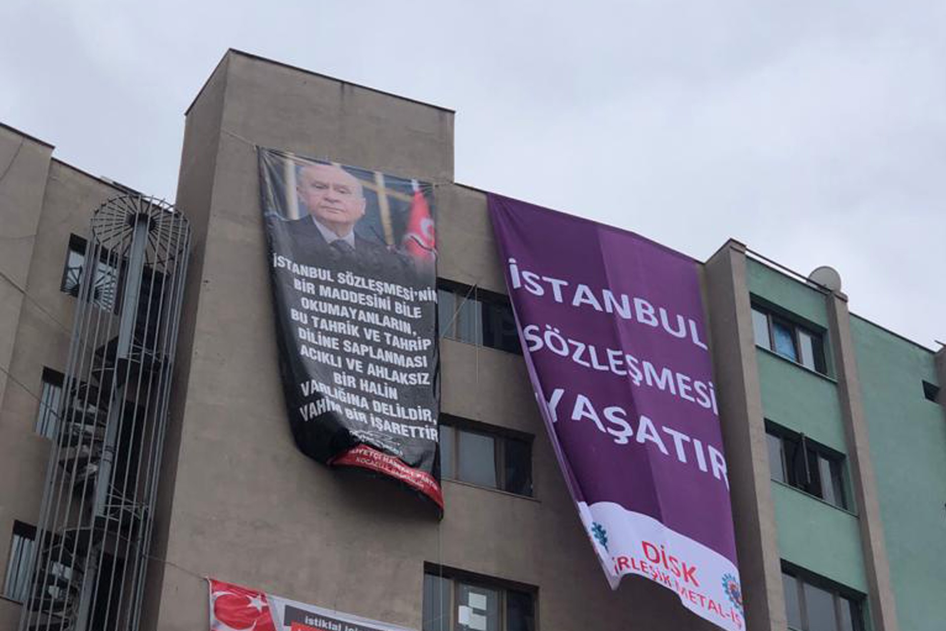 Kocaeli'de MHP, Birleşik Metal-İş'in 'İstanbul Sözleşmesi Yaşatır' pankartının yanına Devlet Bahçeli'nin sözlerini astı.