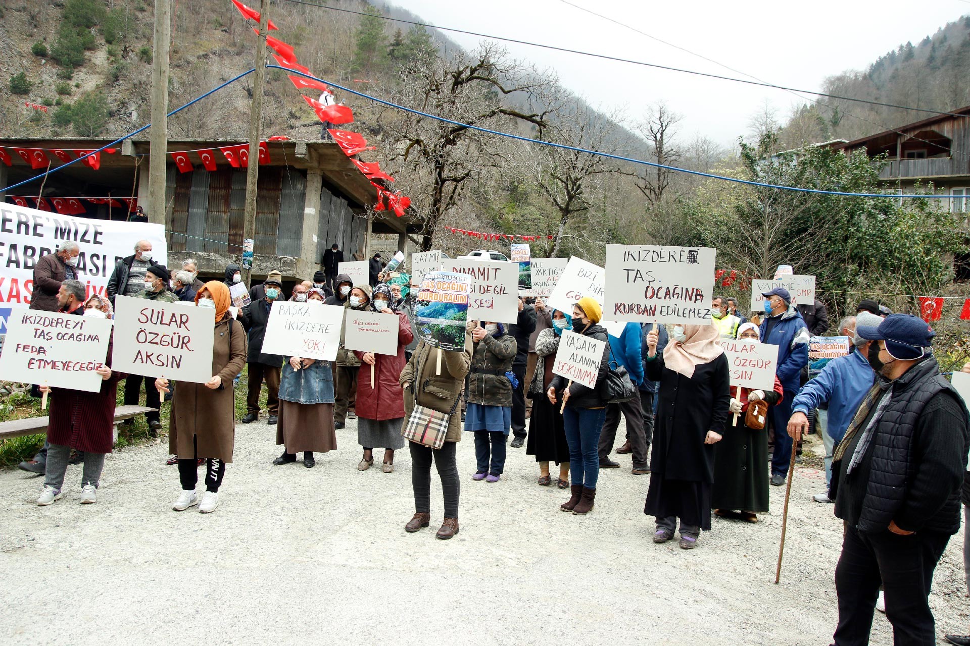 Rize İkizdere'de taş ocağı protestosu: 'Bu cennet vadiyi yok ettirmeyeceğiz'