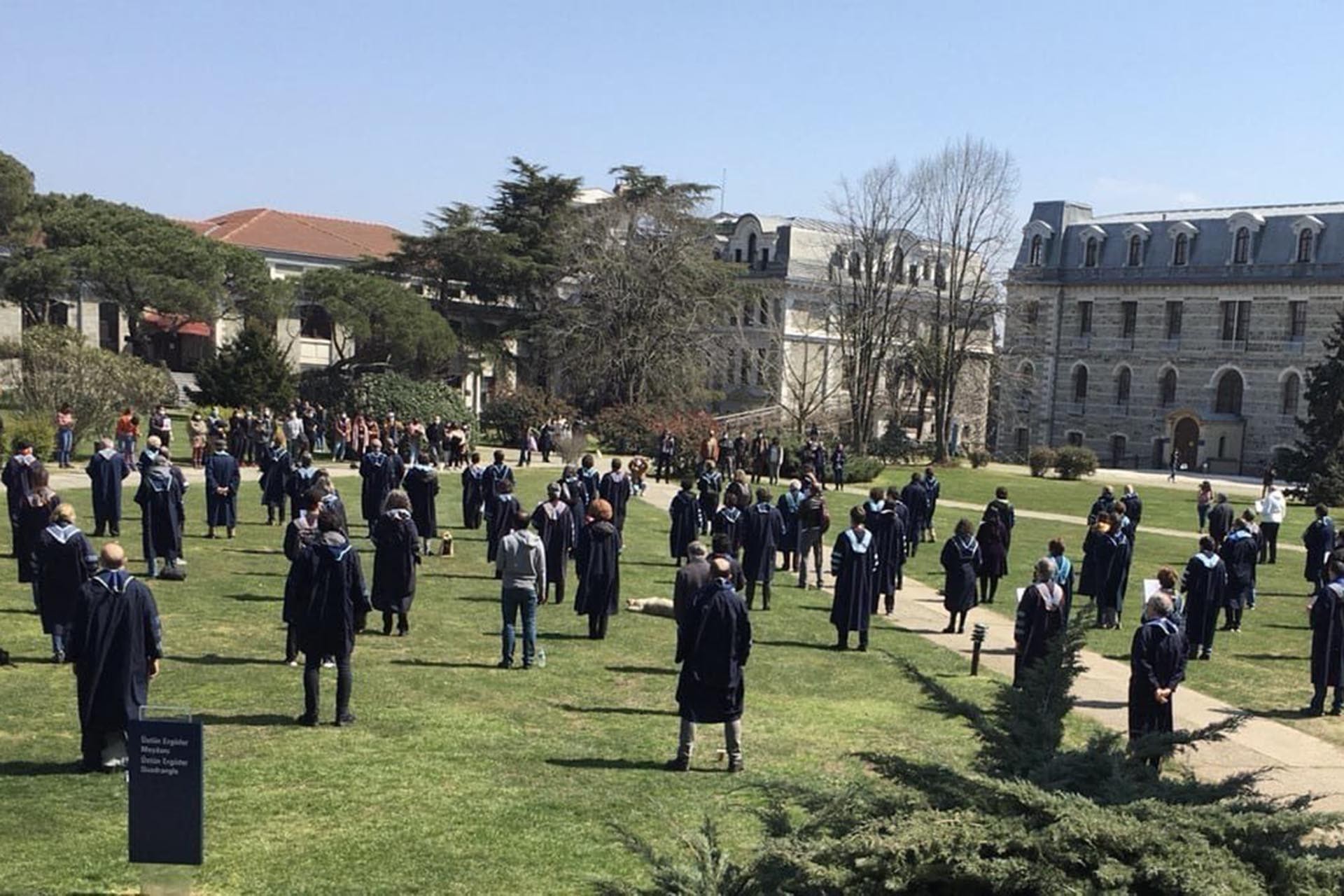 Boğaziçi Üniversitesi akademisyenleri rektörlüğe sırtını çevirdi