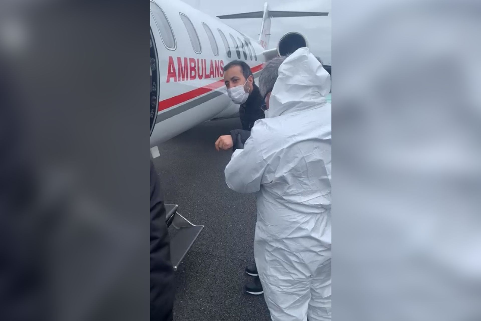 Erdal Yetimova ambulans uçağa binerken 