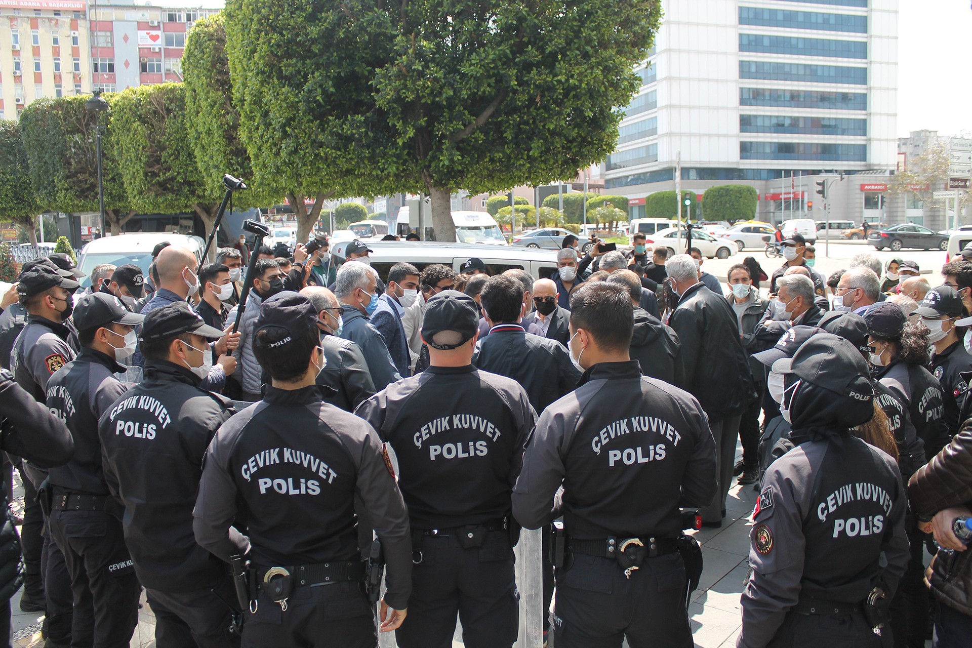 Adana'da Ömer Faruk Gergerlioğlu'nun tutuklanmasına tepki gösteren yurttaşlar basın açıklaması yaparken.