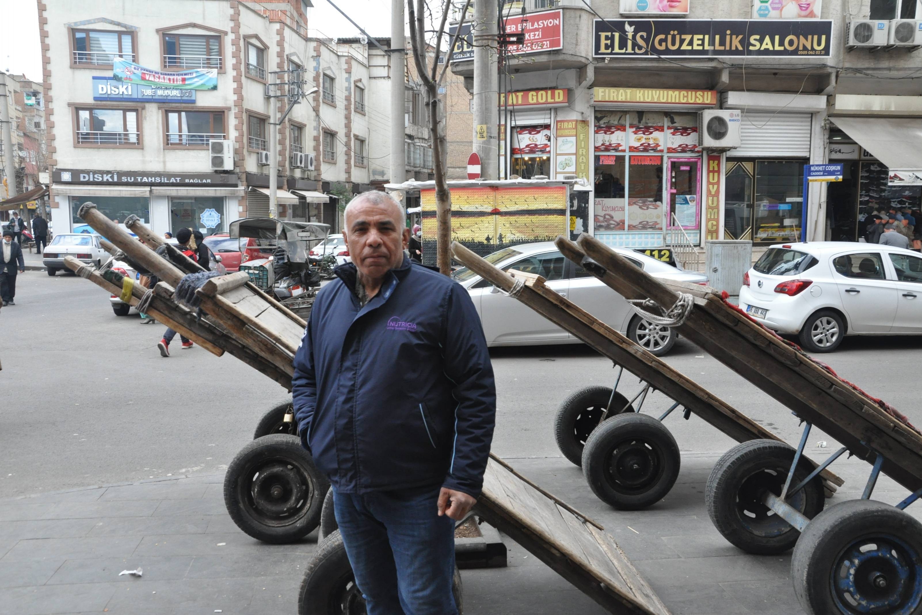 yük arabaları önünde bir taşıyıcı