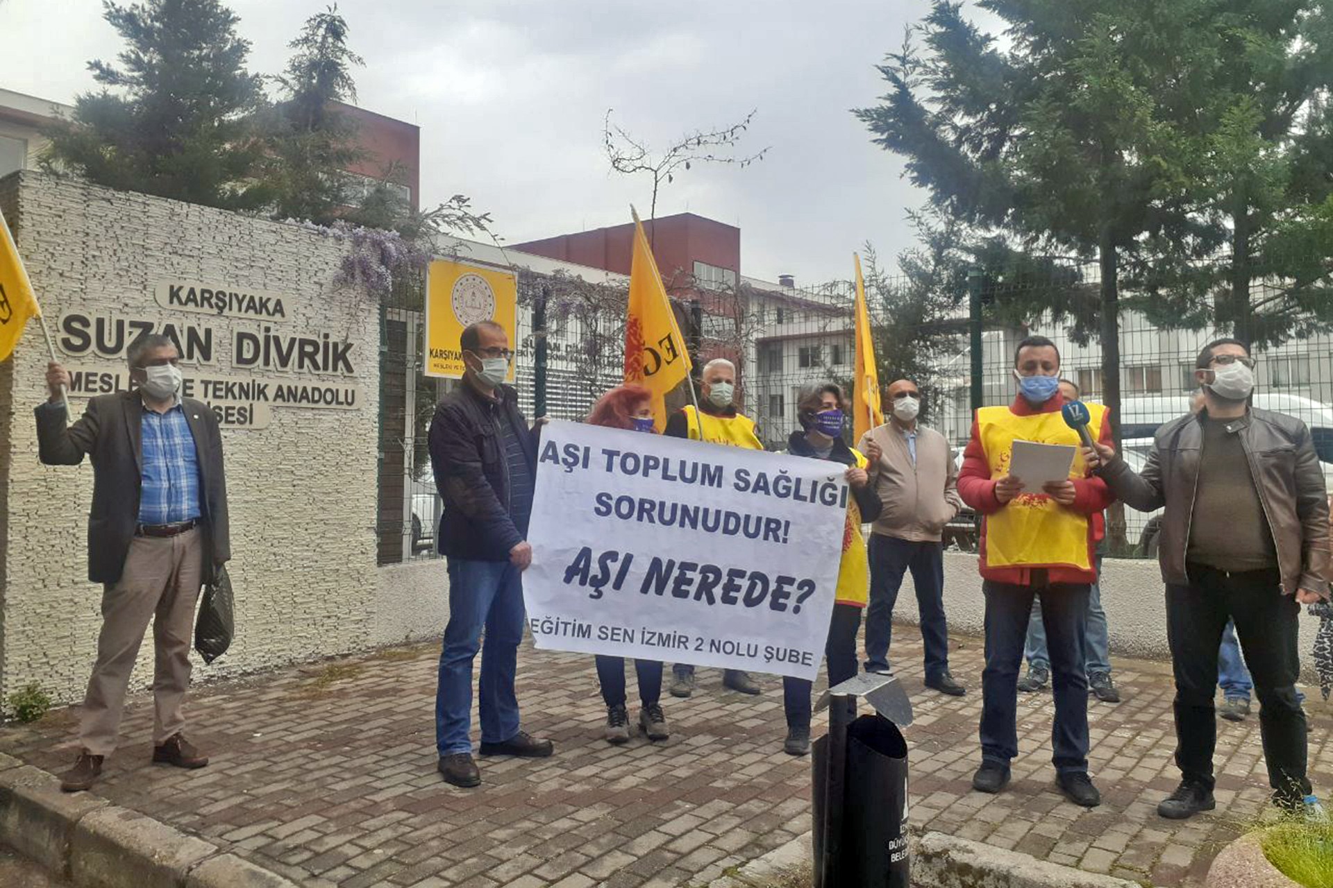 Eğitim Sen İzmir 2 No’lu Şube yönetimi, okullardaki Kovid-19 vakalarına dikkat çekerek gerekli önlemler alınana ve eğitim emekçileri aşılanana kadar yüz yüze eğitime ara verilmesini istedi.