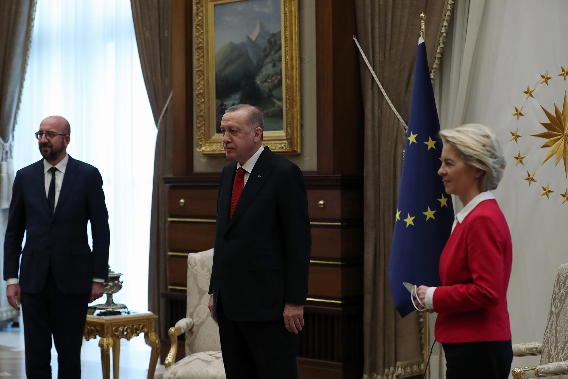 Cumhurbaşkanı Recep Tayyip Erdoğan, Avrupa Birliği (AB) Konseyi Başkanı Charles Michel (solda) ve AB Komisyonu Başkanı Ursula Von Der Leyen'i (sağda) Cumhurbaşkanlığı Külliyesi'nde kabul etti.