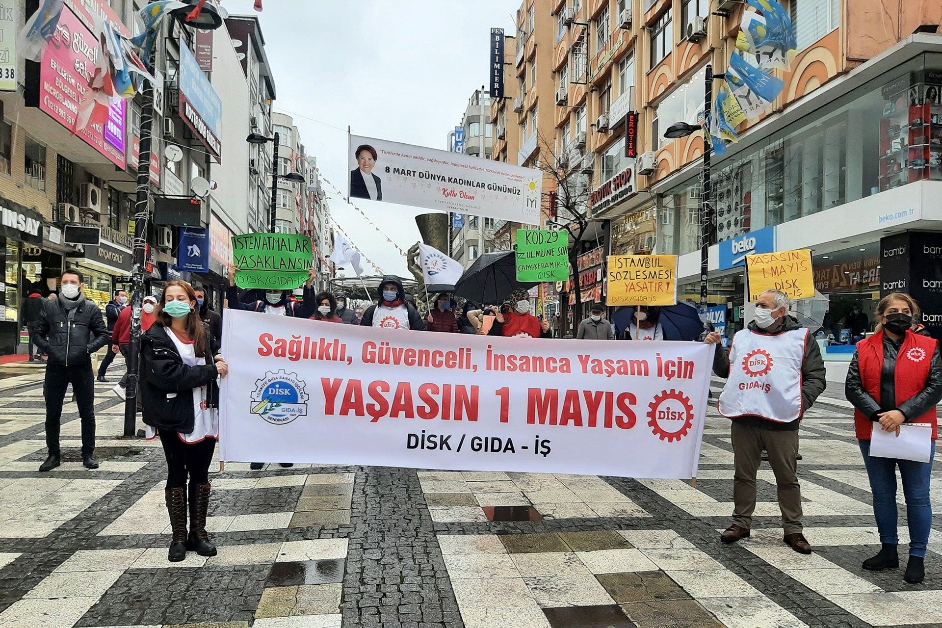 DİSK/Gıda-İş sendikası, Avcılar’da yaptığı basın açıklamasıyla emekçileri 1 Mayıs'a çağırdı.