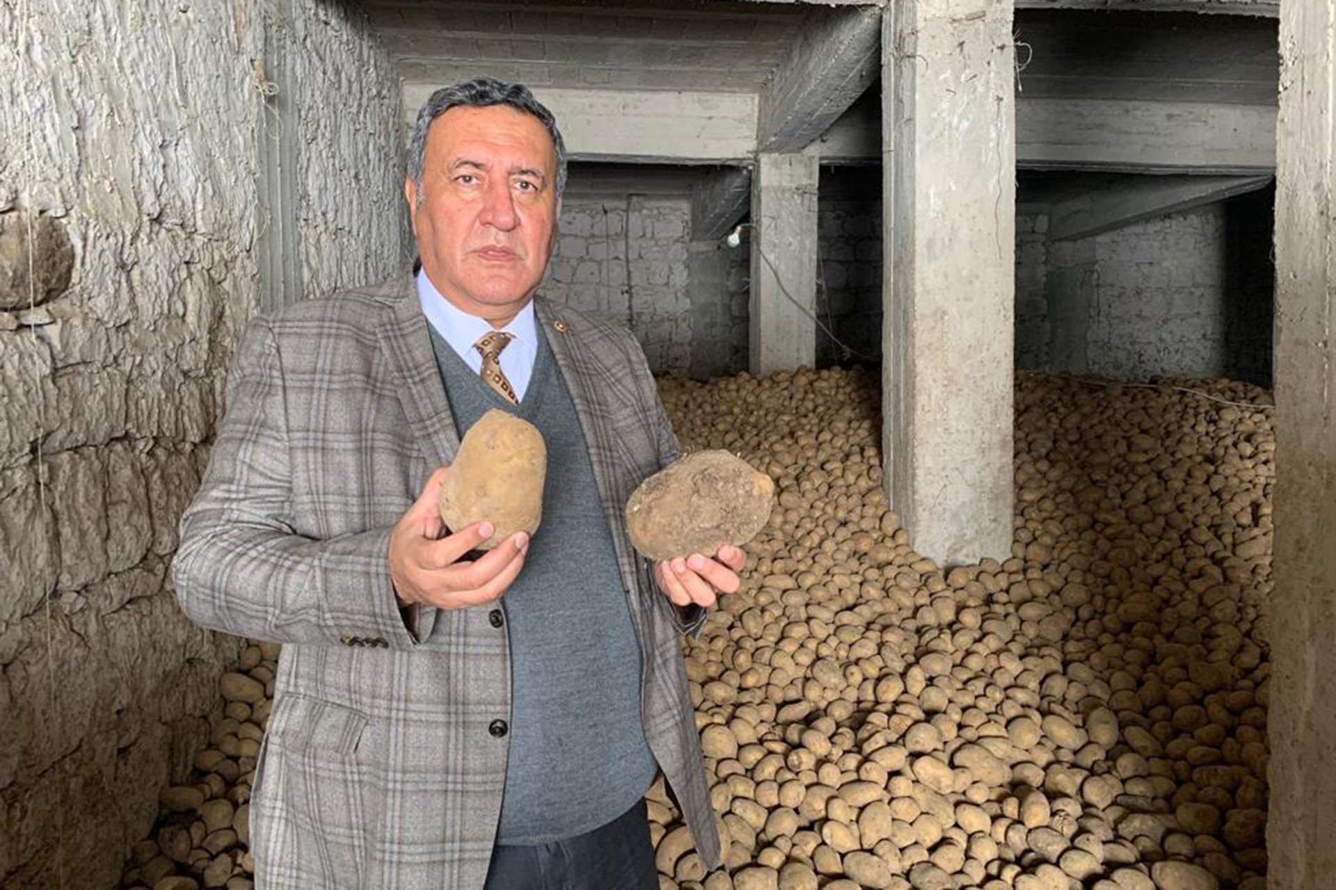 CHP Niüde Milletvekili Ömer Fethi Gürer bir patates deposunda iken.