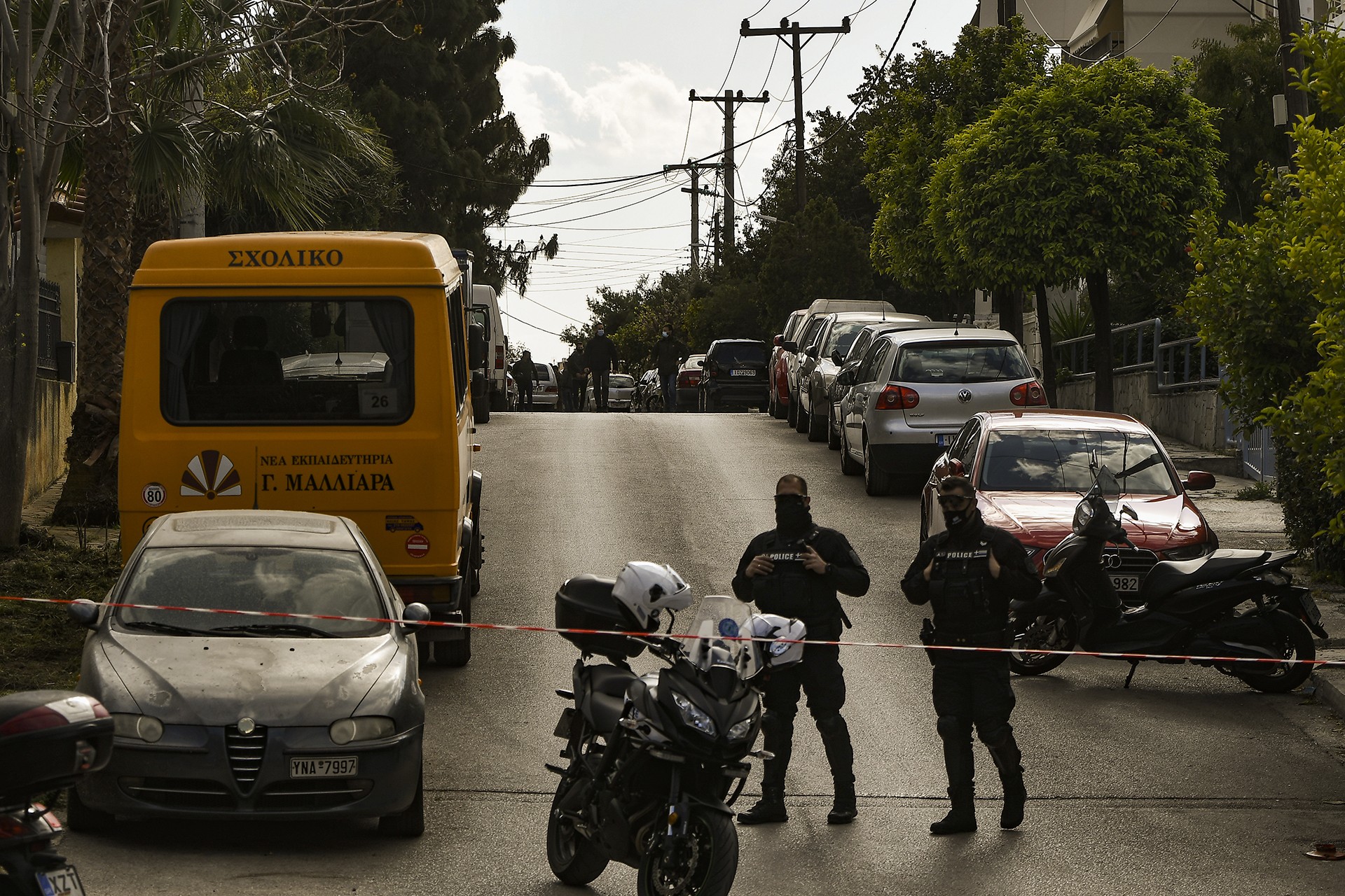 Yunanistan'da polisler Karaivaz'ın evinin önünde güvenlik kordonu oluşturdu