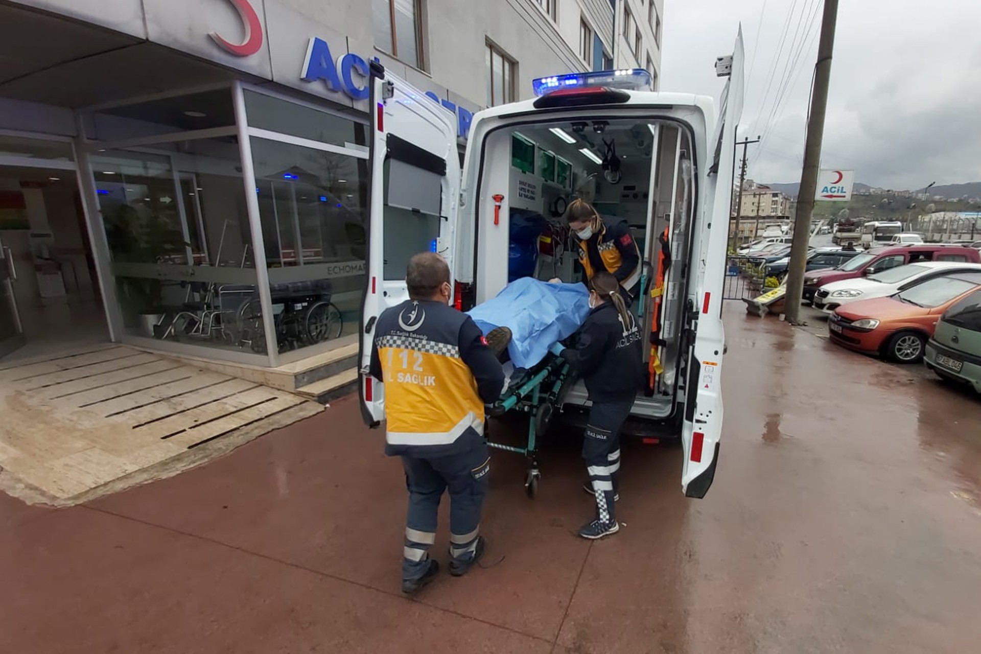 Yaralanan işçi ambulansla hastaneye getirildi