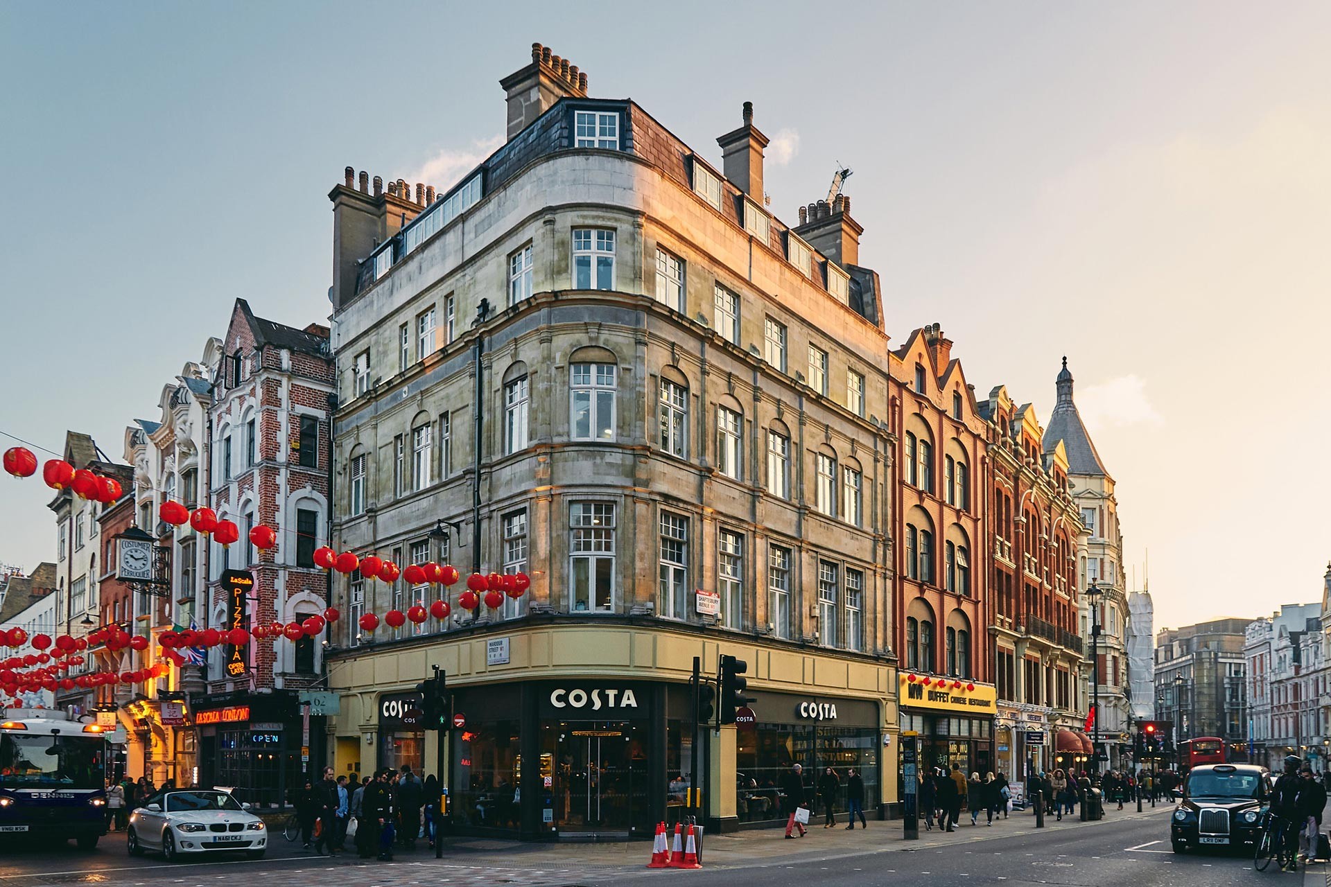 Londra da mağazaların yer aldığı bir cadde