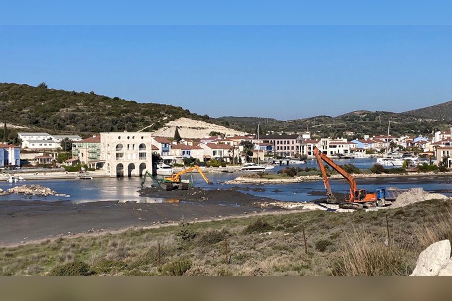 Alaçatı sulak alanında (Alaçatı Port) devam eden inşaat