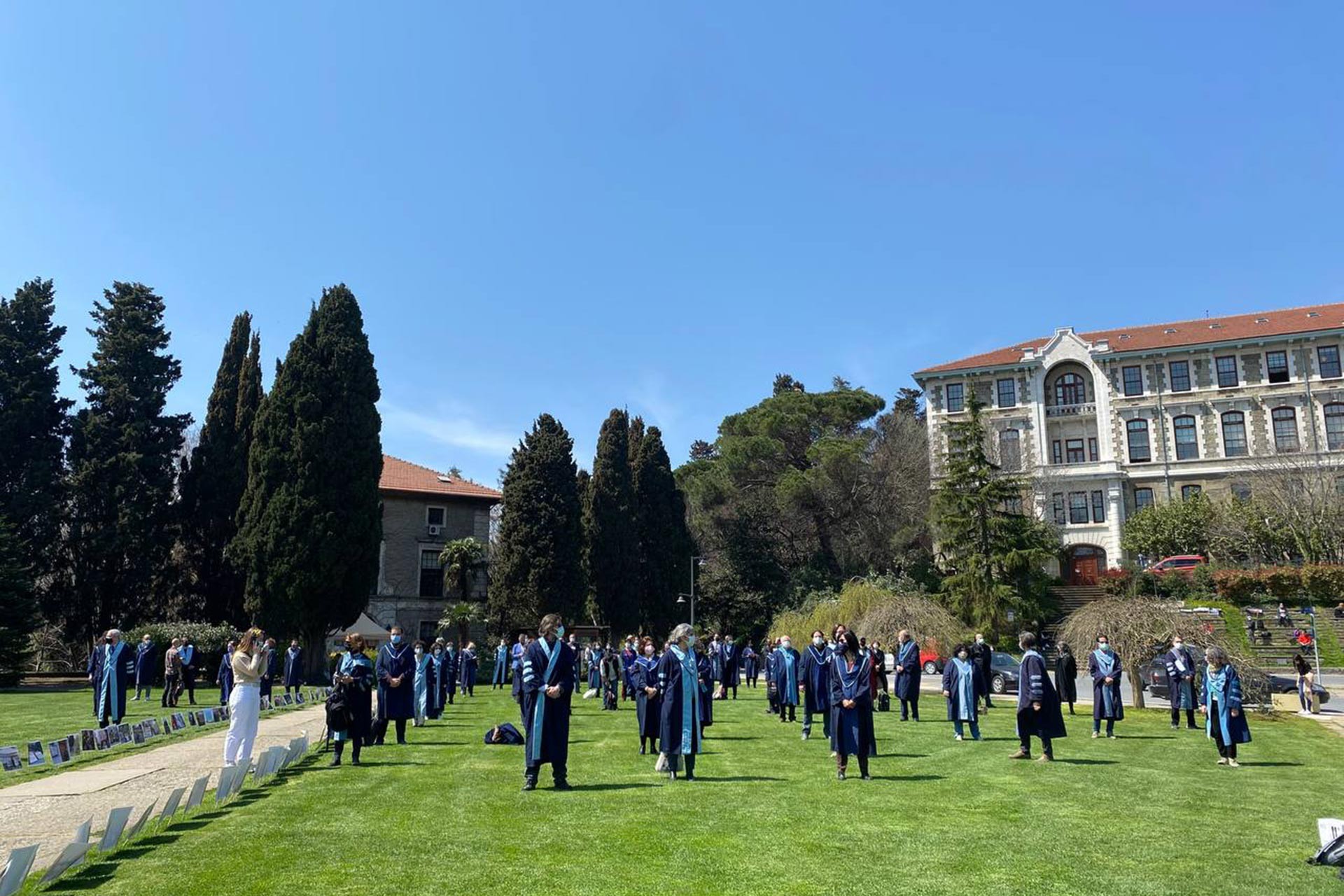 Boğaziçi Üniversitesi bahçesinde akademisyenler ve öğrenciler