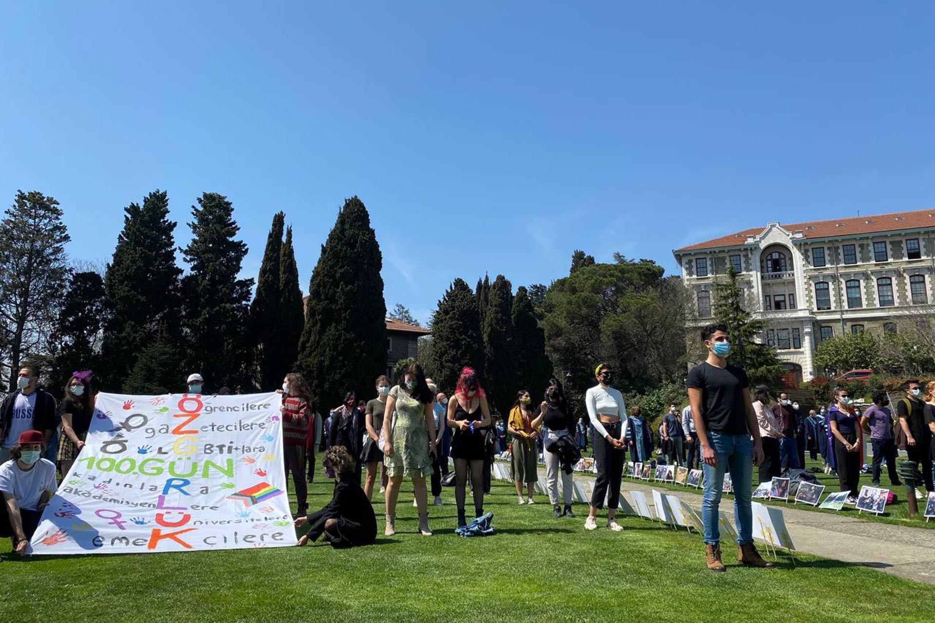 Boğaziçi Üniversitesi bahçesinde akademisyenler ve öğrenciler