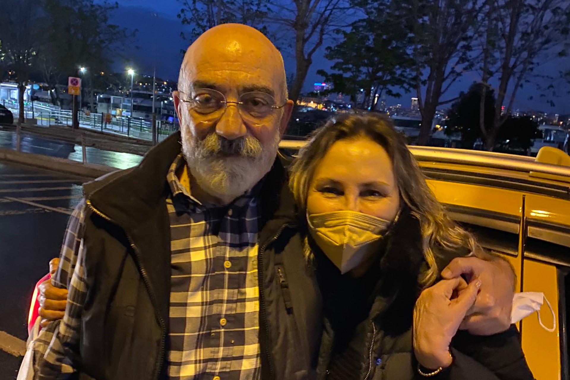 Ahmet Altan tahliye edildikten sonra Avukat Figen Çalıkuşu ile birlikteyken.