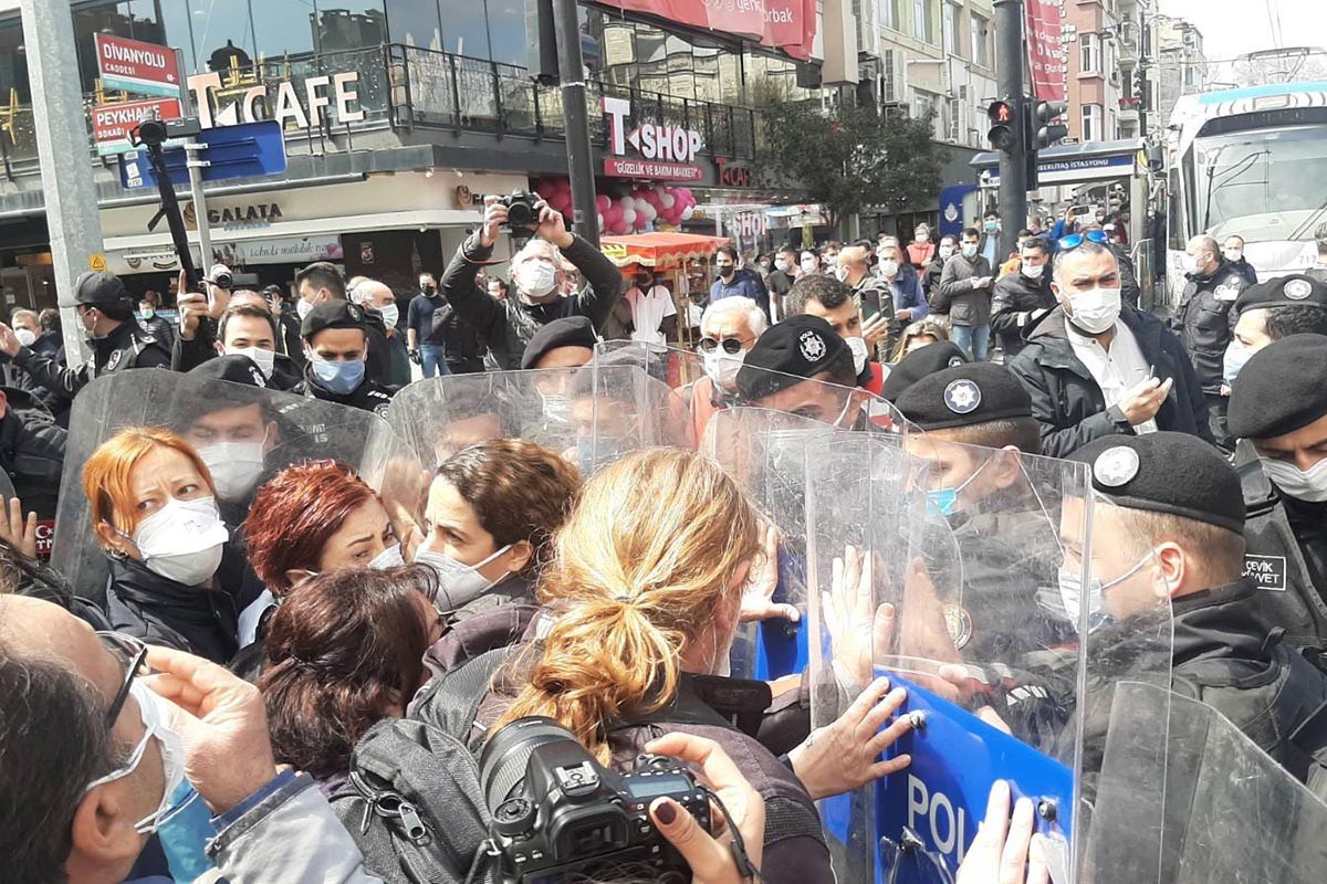 Sağlıkçıların önü polislerce kesilmiş