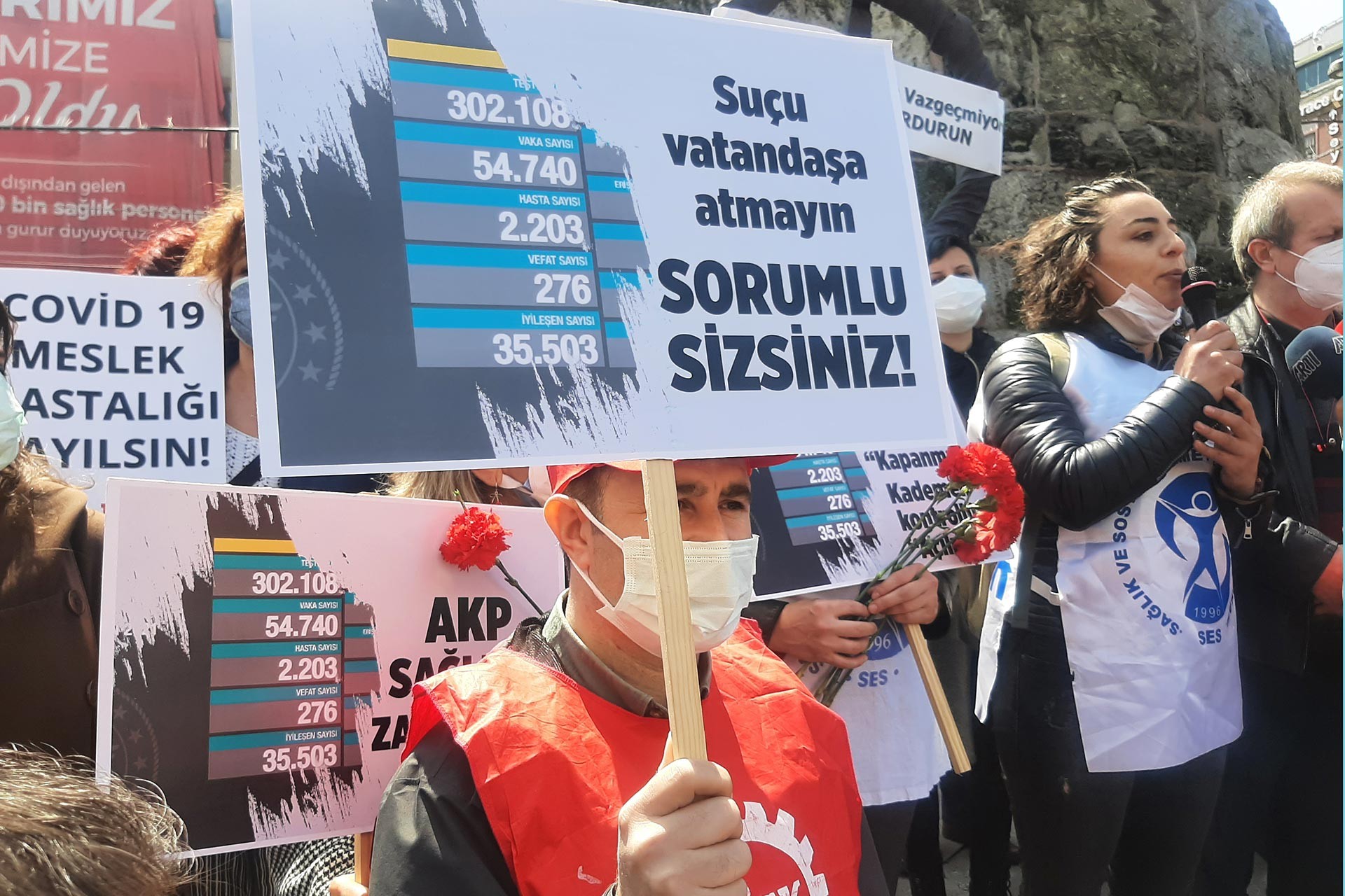 Sağlıkçıların eyleminde Suçu vatandaşa atmayın sorumlu sizsiniz pankartı