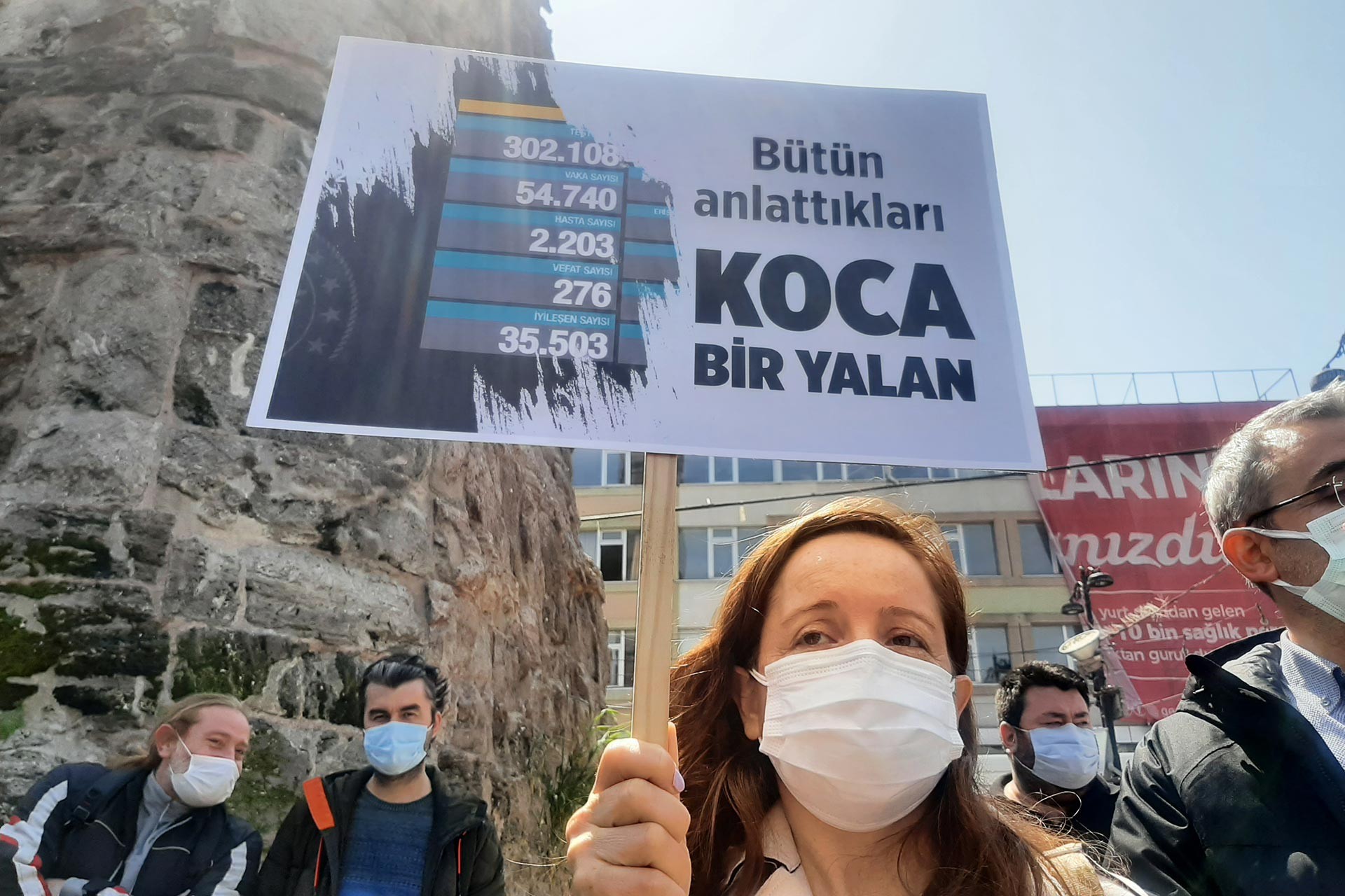 Sağlıkçıların eyleminde Suçu vatandaşa atmayın bütün anlattıkların koca bir yalan pankartı