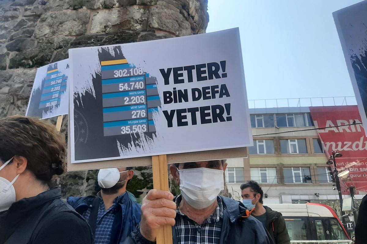 Sağlıkçıların eyleminde  bir pankart