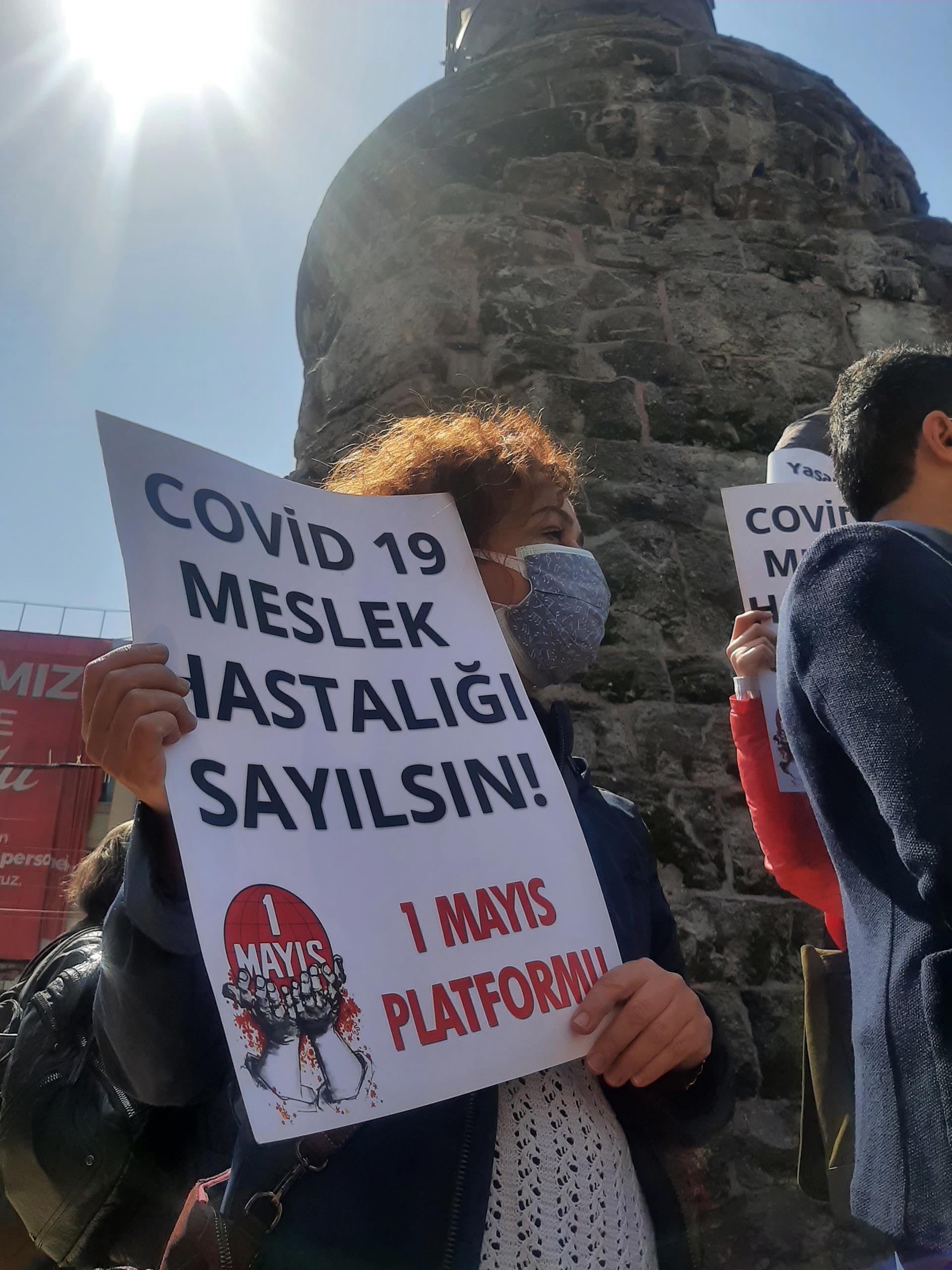 Sağlıkçıların eyleminde Kovid-19 meslek hastalığı pankartı.