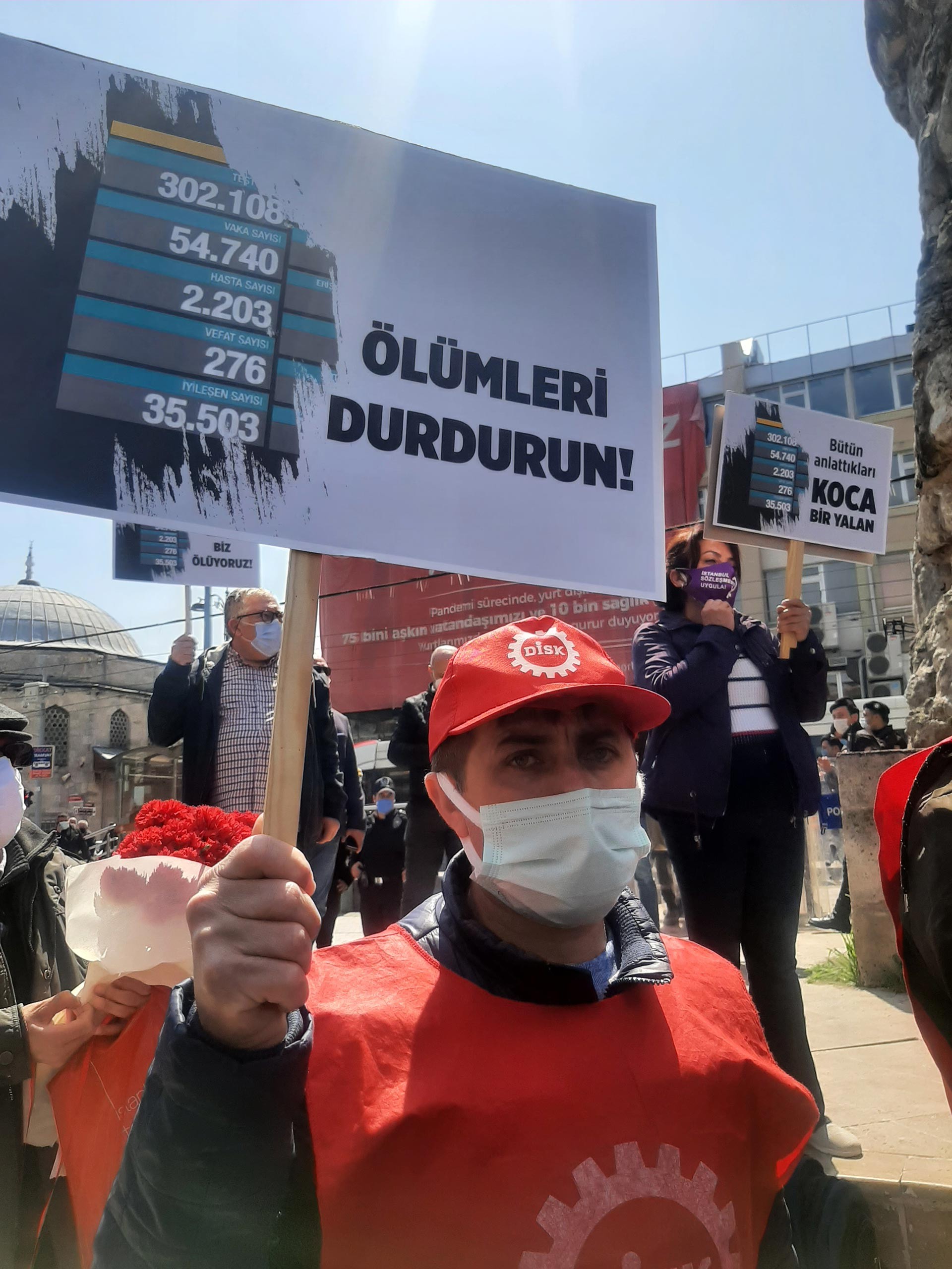 Sağlıkçıların eyleminde Ölümleri durdurunpankartı.