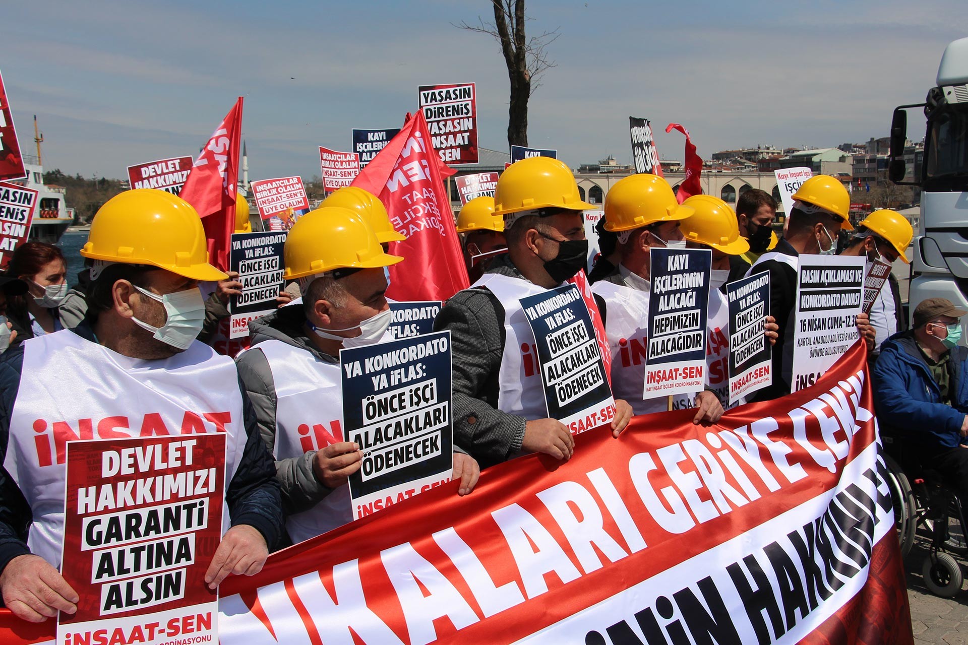 Kayı işçileri ellerinde dövizlerle eylem yapıyor