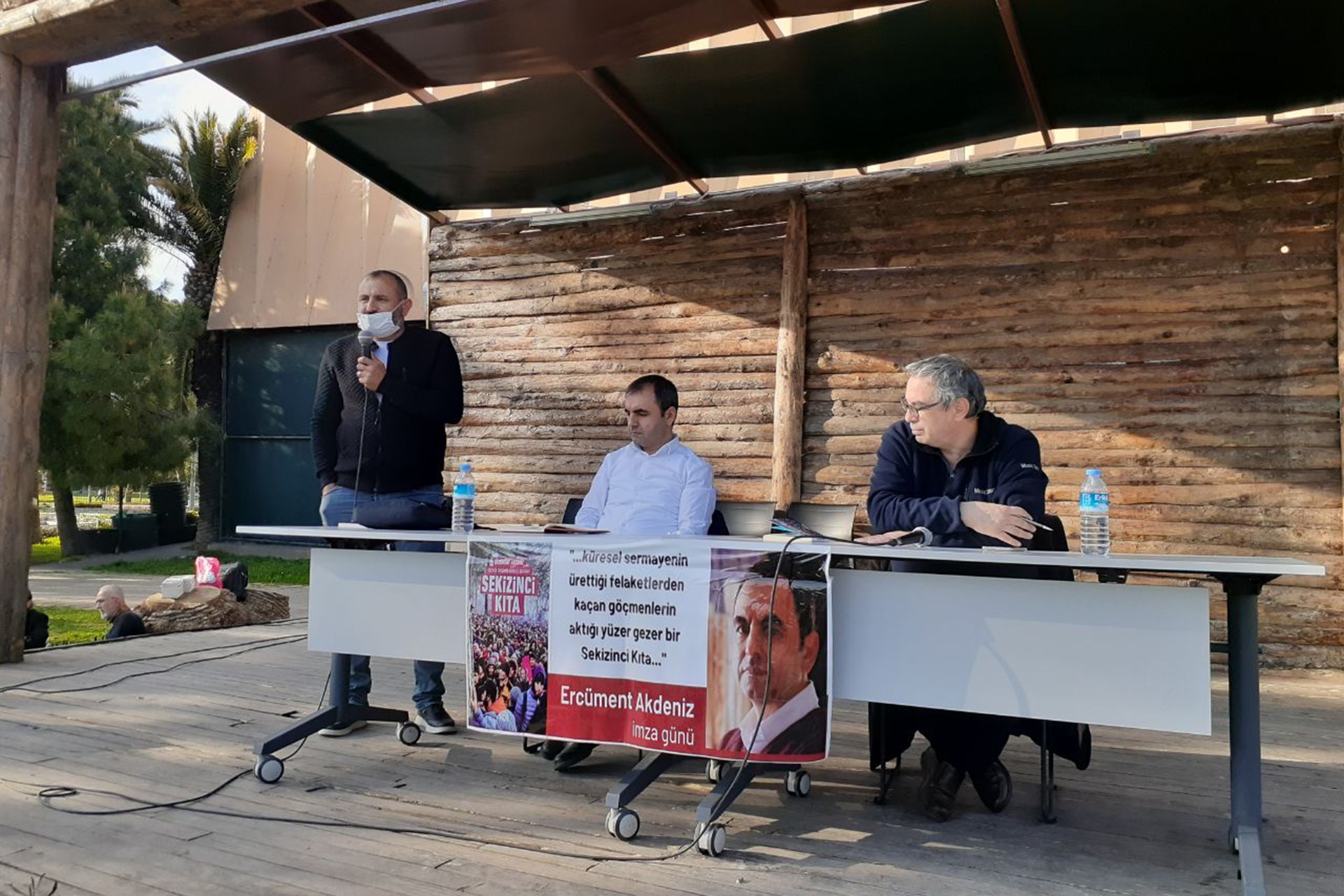 Emek Partisi (EMEP) Genel Başkanı Ercüment Akdeniz, 'Sekizinci Kıta' adlı kitabıyla İzmir’de okurlarıyla buluştu.