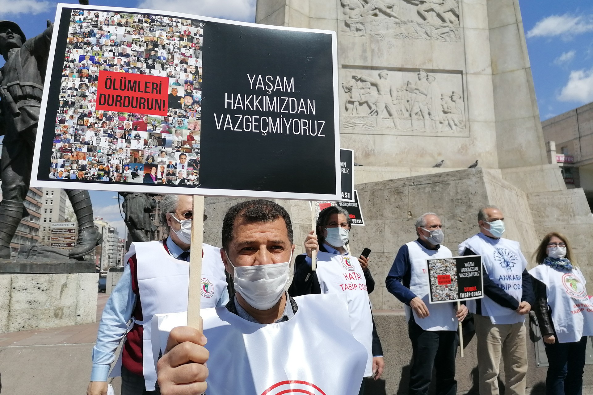 Farklı illerden gelerek Ankara'da buluşan tabip odalarının temsilcileri 'Yaşam hakkımızdan vazgeçmiyoruz, ölümleri durdurun' dedi.