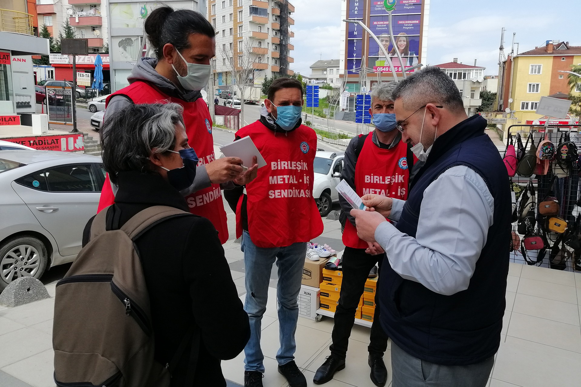 Baldur işçileri bildiri dağıtıyor