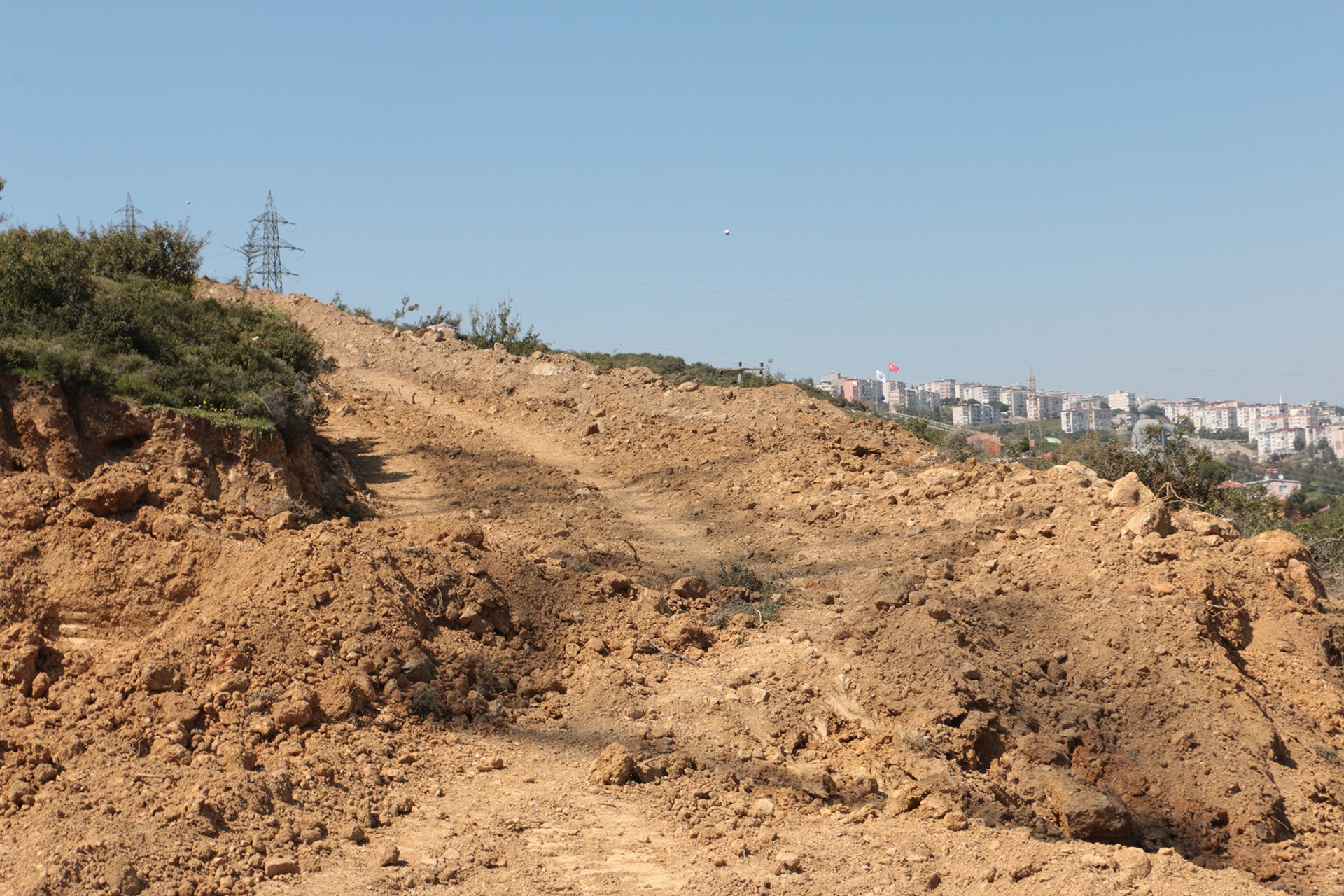 İzmir'de TOKİ ihalesini alan firma tapulu araziden izinsiz yol geçirme nedenini 'Çok acelemiz vardı, en uygun yer olarak burayı bulduk' diyerek açıklamaya çalıştı.