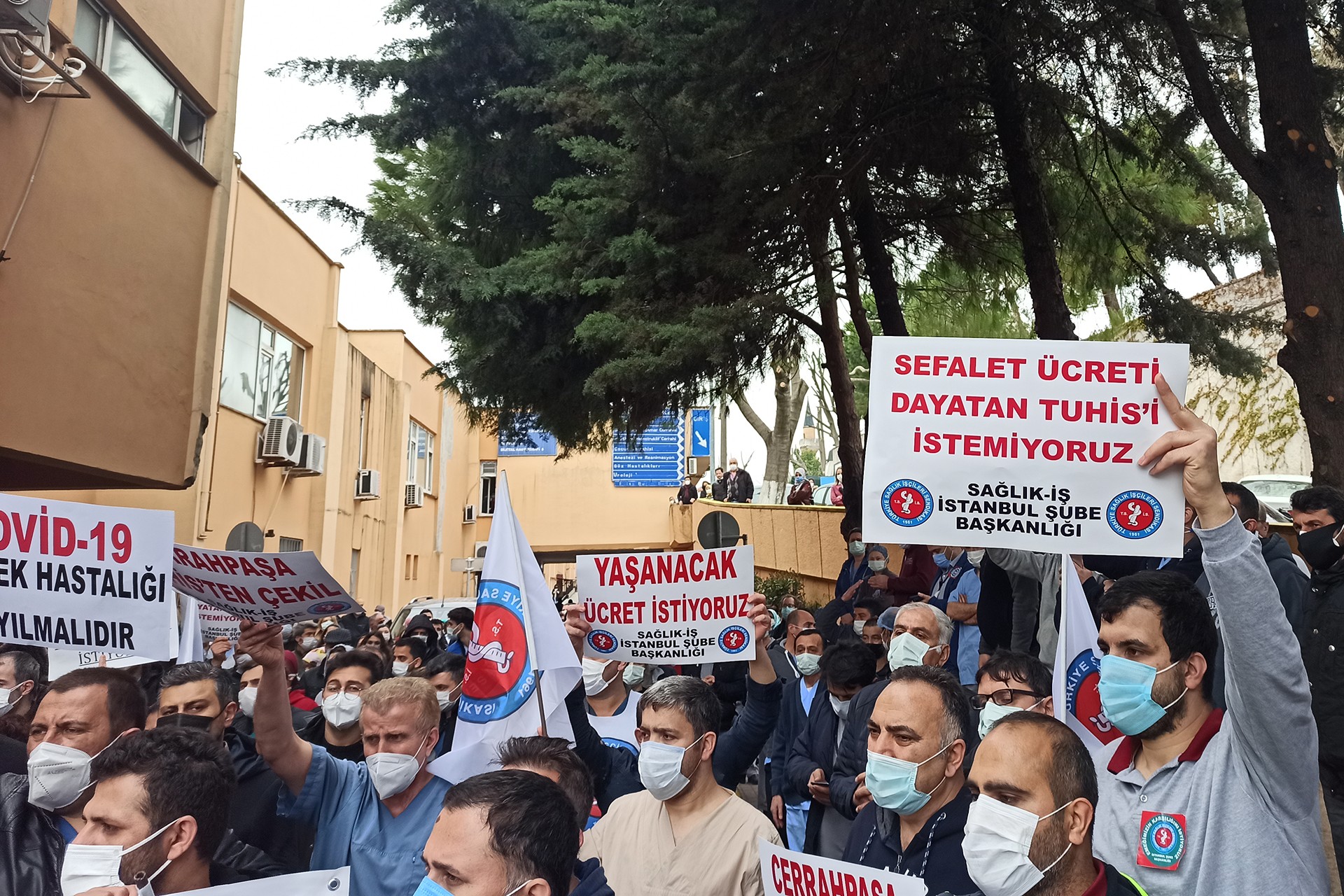 Cerrahpaşa Tıp Fakültesinde görevli sağlık işçileri, kendilerinin onayı olmadan imzalanan TÜHİS sözleşmesine ve dayatılan yüzde 7'lik sefalet zammına tepki gösterdi.