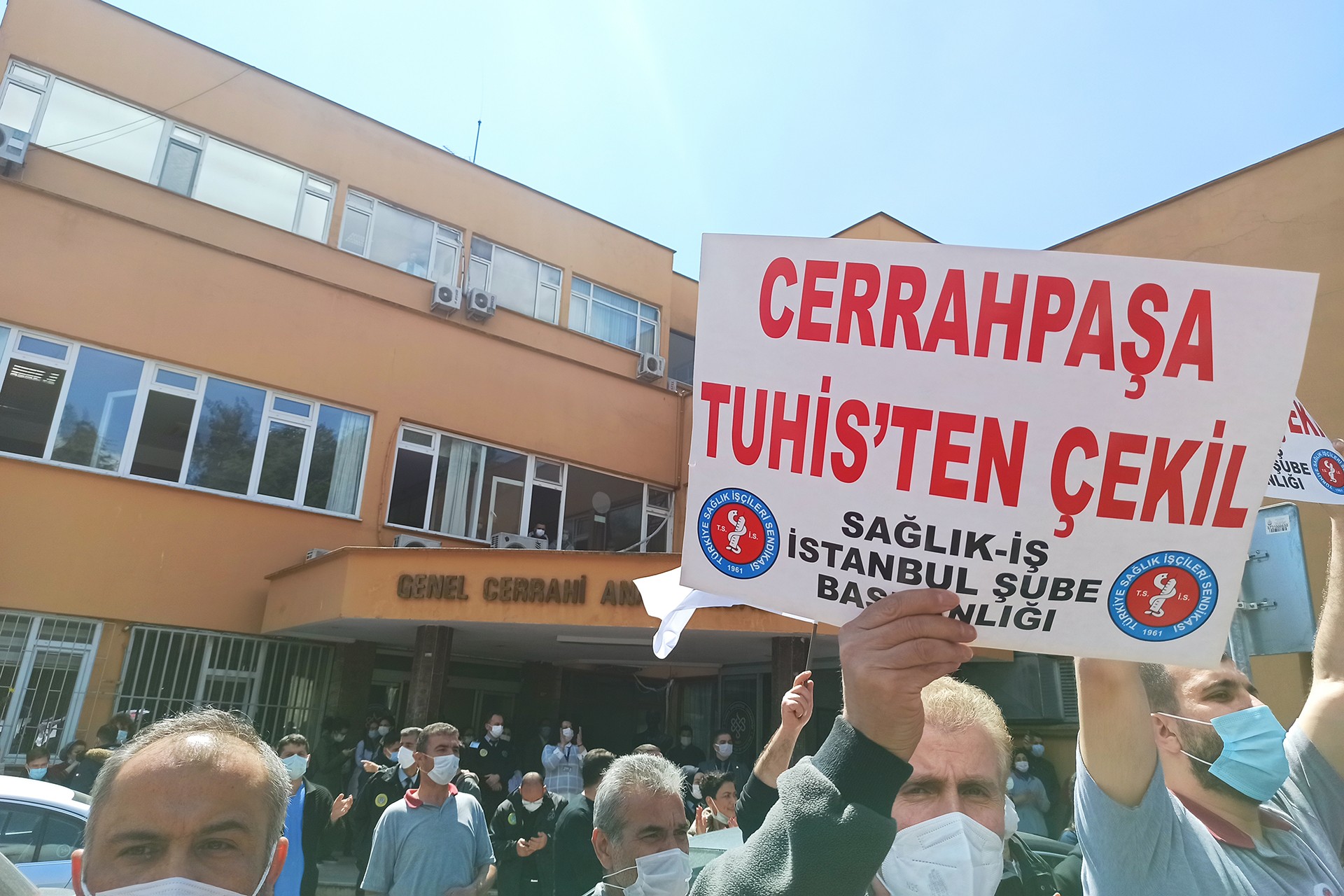 Cerrahpaşa Tıp Fakültesinde çalışan sağlık işçileri, dayatılan TÜHİS sözleşmesini ve düşük ücretleri hastane içinde yaptıkları yürüyüşle protesto ederken.