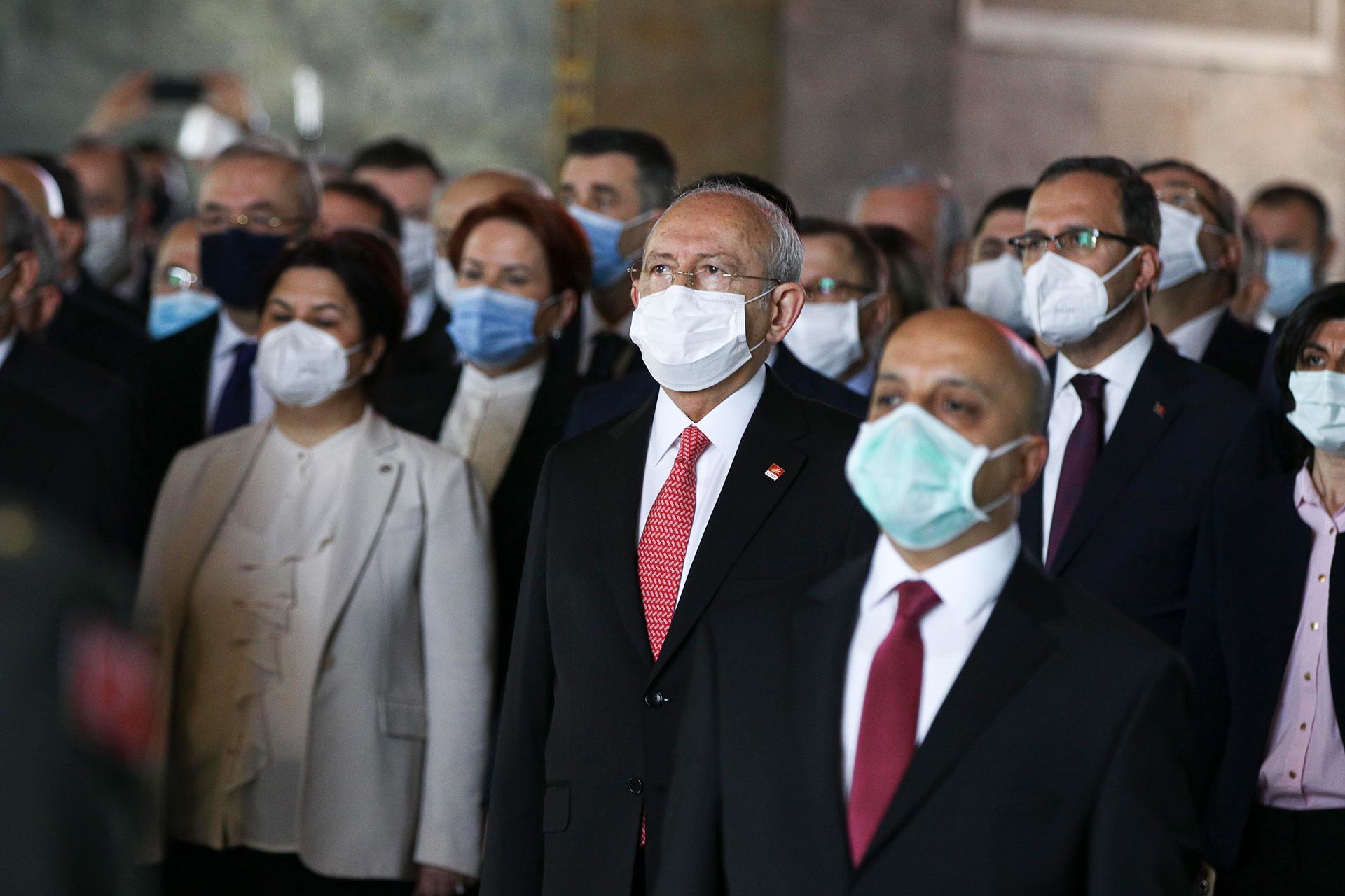 Anıtkabir'deki 23 Nisan törenine katılan siyasiler, Kılıçdaroğlu (ortada)