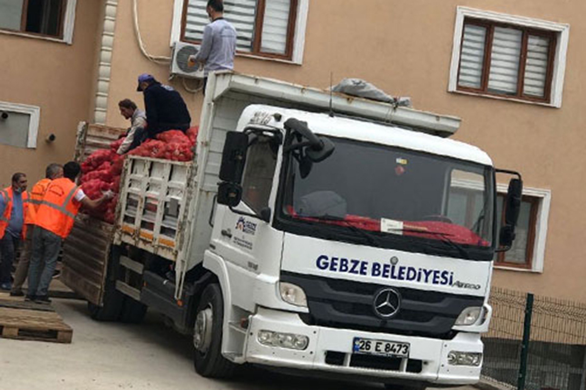 Gebze Belediyesi aracından indirilen soğan ve patates çuvalları