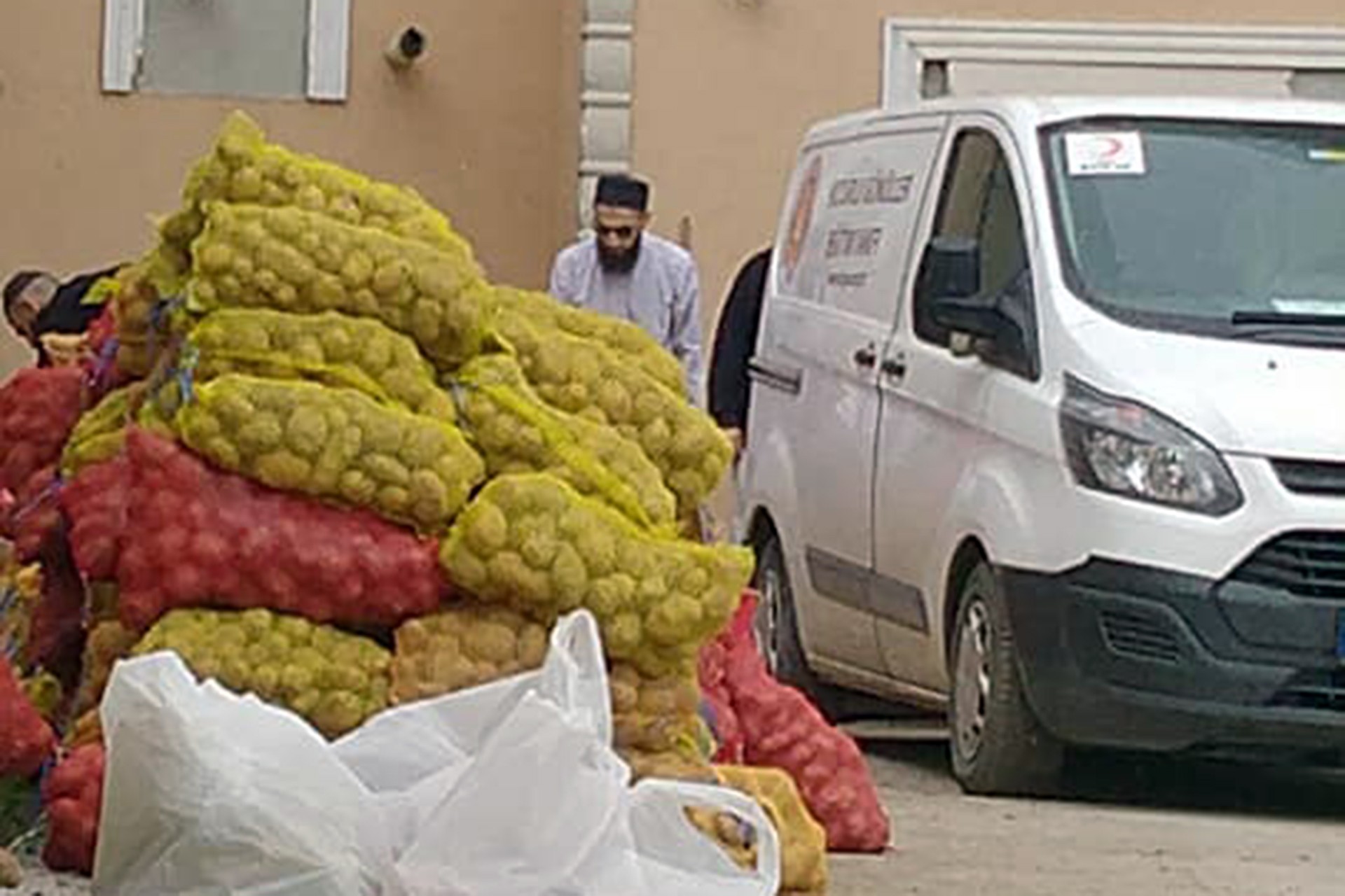 Huzurlu Gönüller Eğitim Vakfı aracı ve soğan ve patates çuvalları