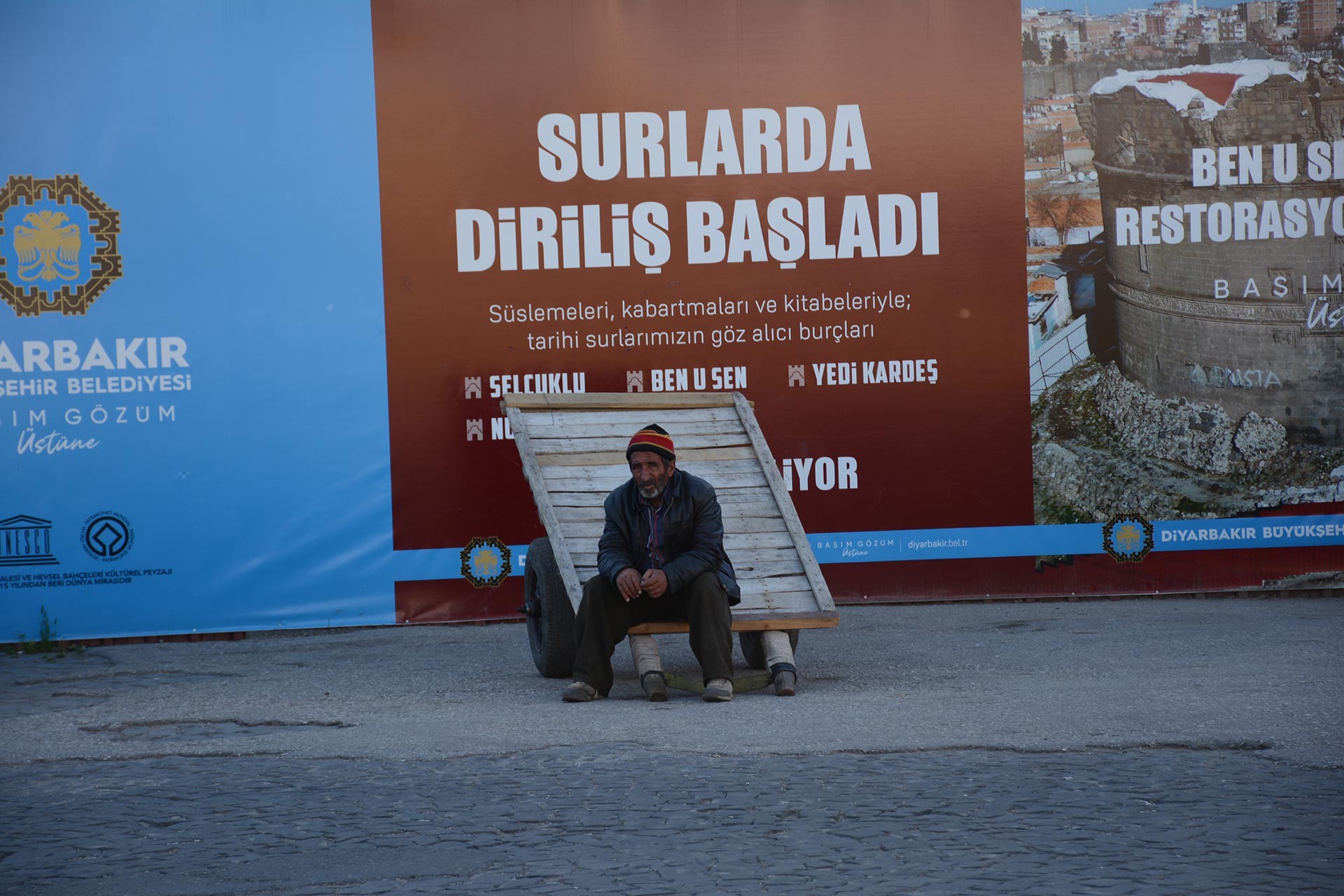 İzzet İpek çekçek arabasında oturarak bekliyor