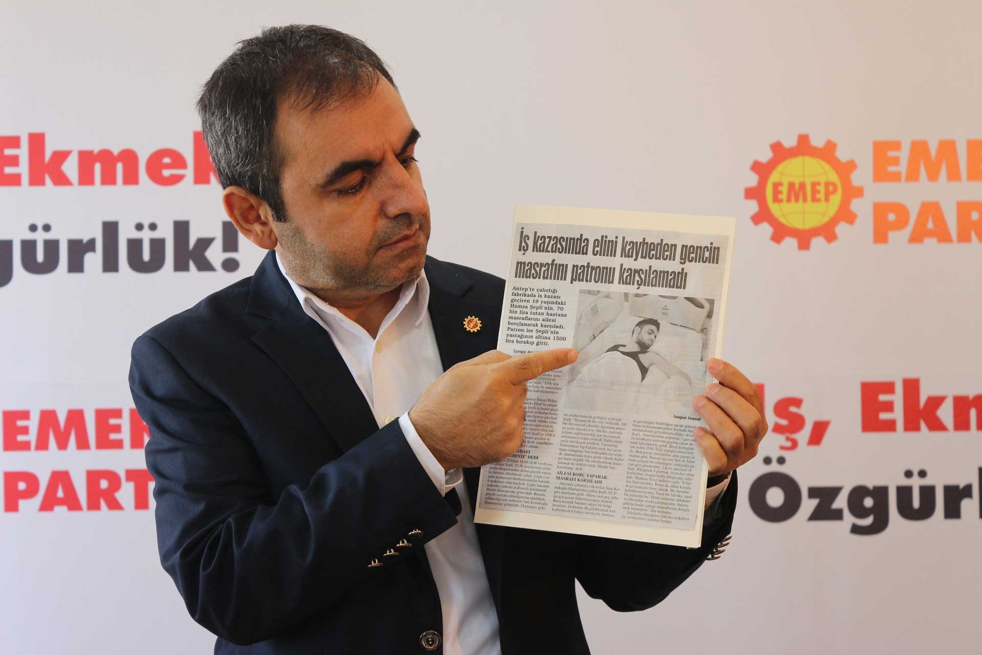 Ercüment Akdeniz Evrensel gazetesinde çıkan haberi gösteriyor. 