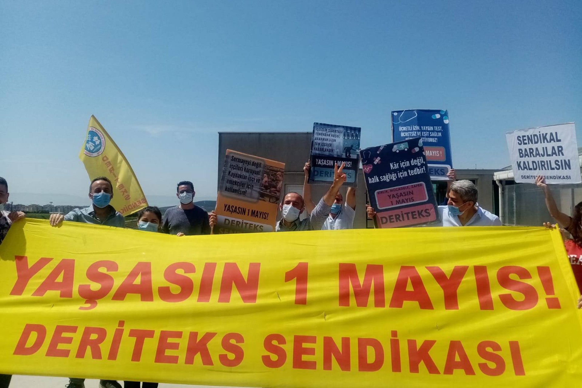 Deriteks üyesi Tuzla Ismaco Tekstil işçileri 'Yaşasın 1 Mayıs' pankartı taşırken.