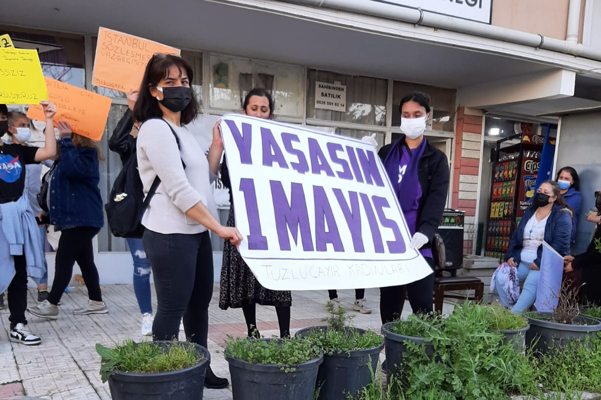 Tuzluçayır Kadın Dayanışma Derneğinin çağrısıyla bir araya gelen kadınlar 1 Mayıs açıklaması yaptı.