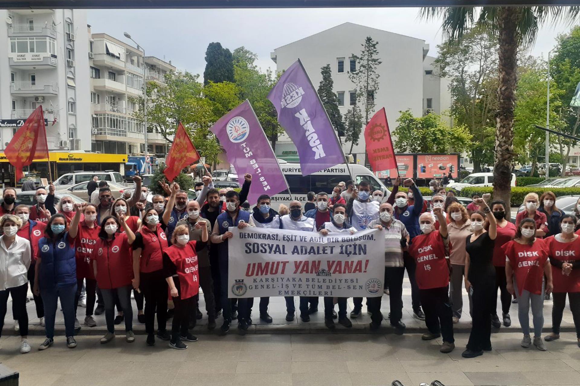 Karşıyaka Belediyesi önündeki 1 Mayıs açıklaması